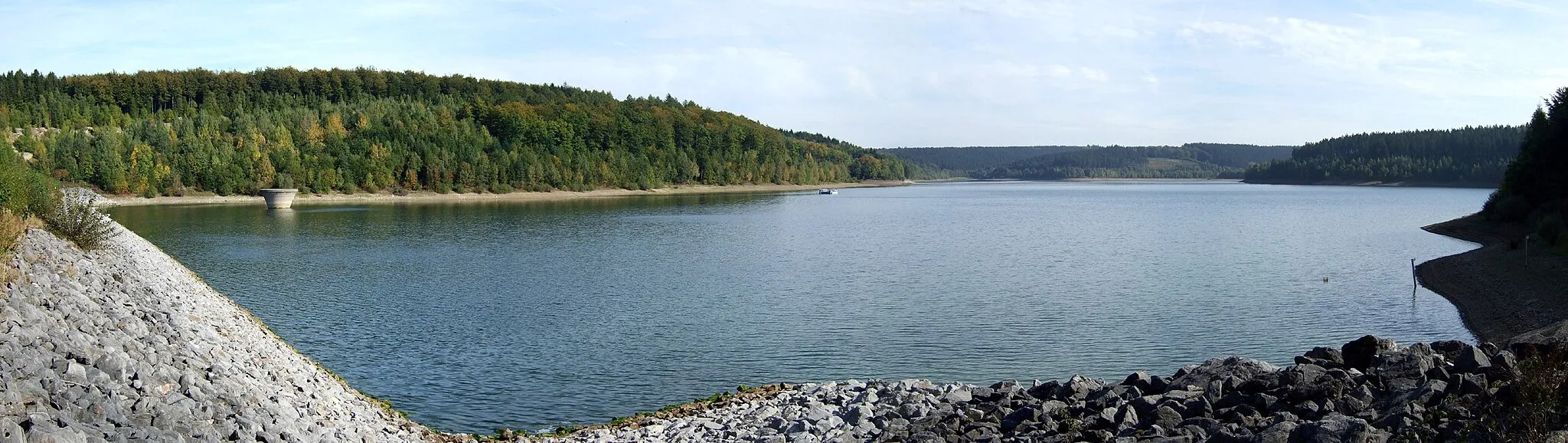 Photo showing: Aabach Lake, North Rhine-Westphalia, Germany, view from South side of the dam - 5 pictures stitched