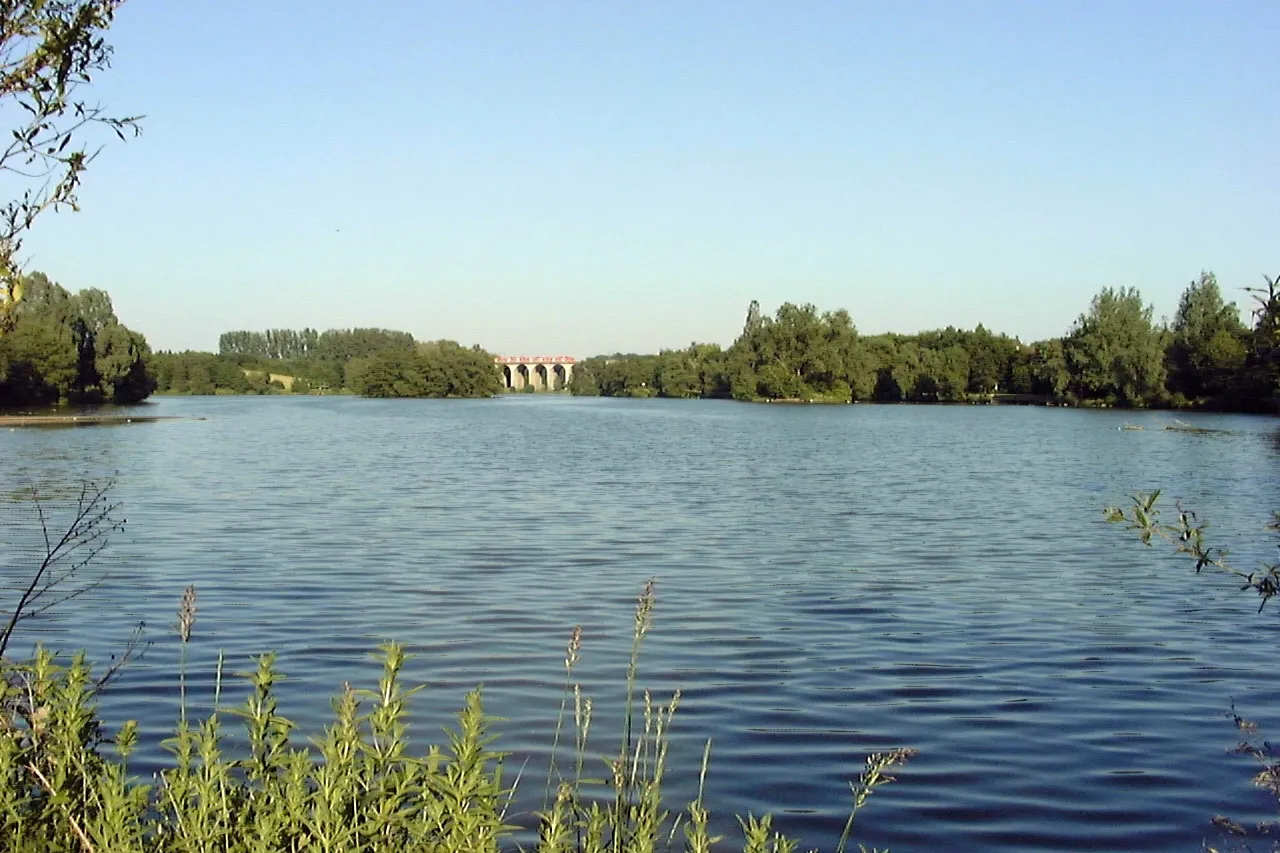 Photo showing: Bielefeld, Germany: Obersee, the viaduct of Schildesche in the background, photographed from the west lakeshore