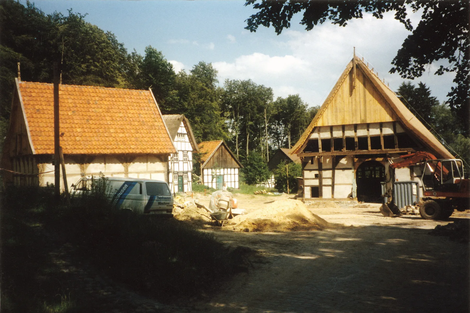 Photo showing: Bielefeld, Bauernhausmuseum. Aufbau des Haupthauses "Hof Möllering" im Juli 1998