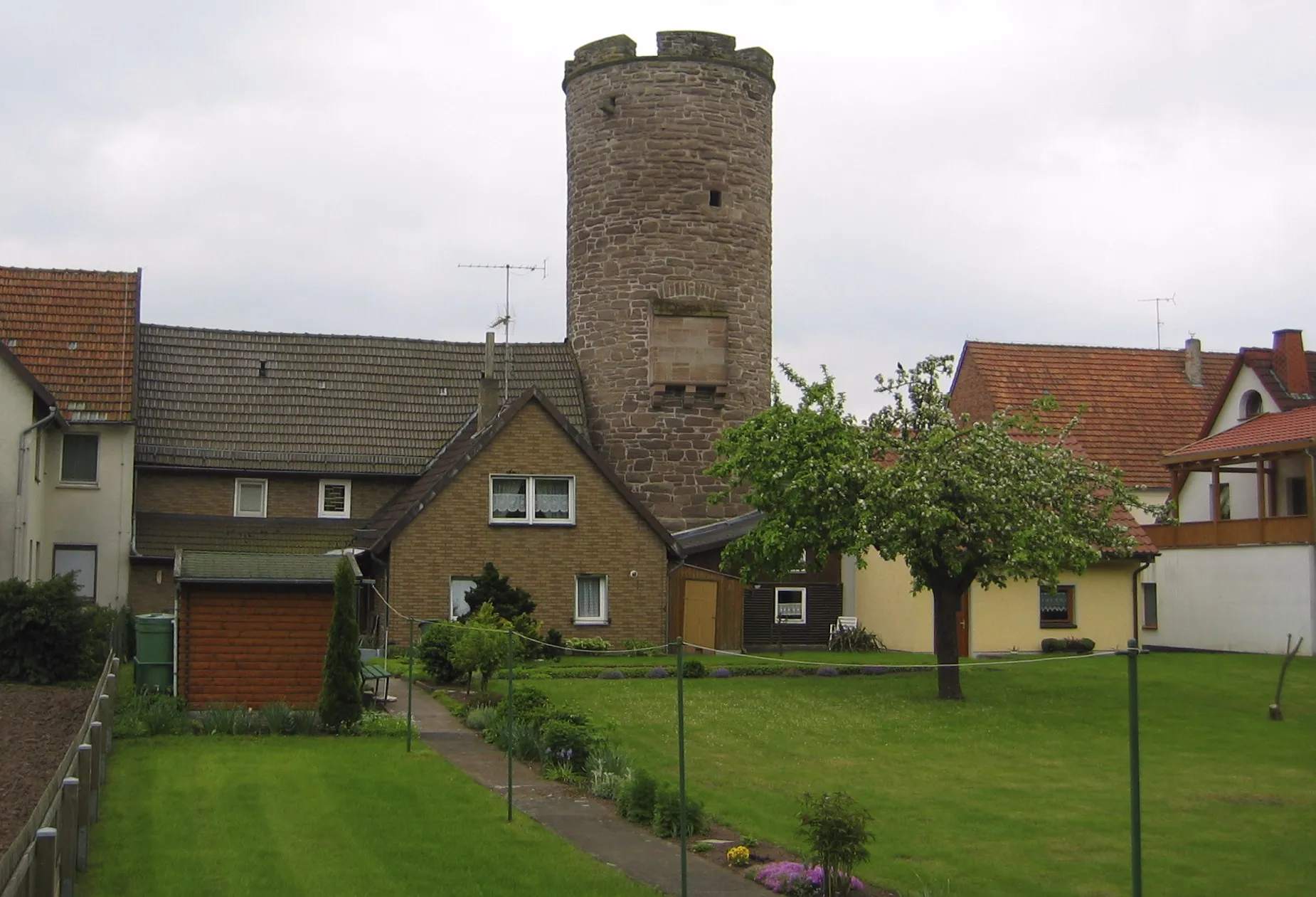 Photo showing: Der nach der Familie „von Balken“ benannte „Balkenturm“ an der Mauerstraße ist der einzige erhaltene Turm (von ehemals sieben Türmen) der um 1280 errichteten Festungsmauer um den Ort Borgentreich, Kreis Höxter, Nordrhein-Westfalen, Deutschland. Ansicht von Norden; sichtbar ist die dem Ortskern abgewandte ehemalige Verteidigungsseite.