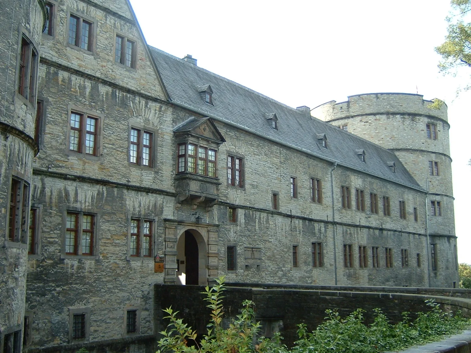 Photo showing: Ostflügel der Wewelsburg bei Büren, links ist noch ein Teil des Südostturmes zu sehen, rechts auf der Nordecke der Burg befindliche Hauptturm