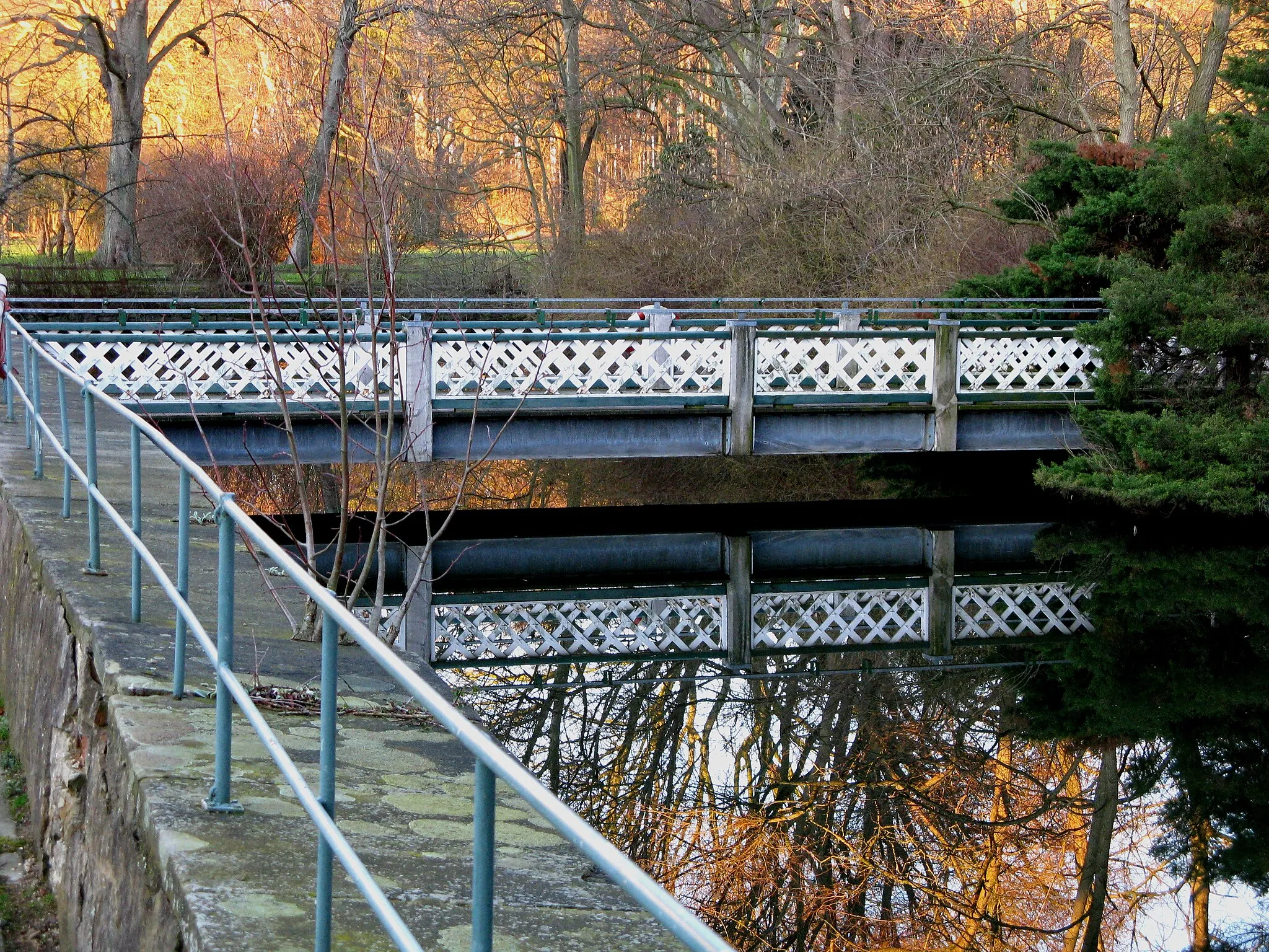 Photo showing: Gräfte am Schloss Benkhausen