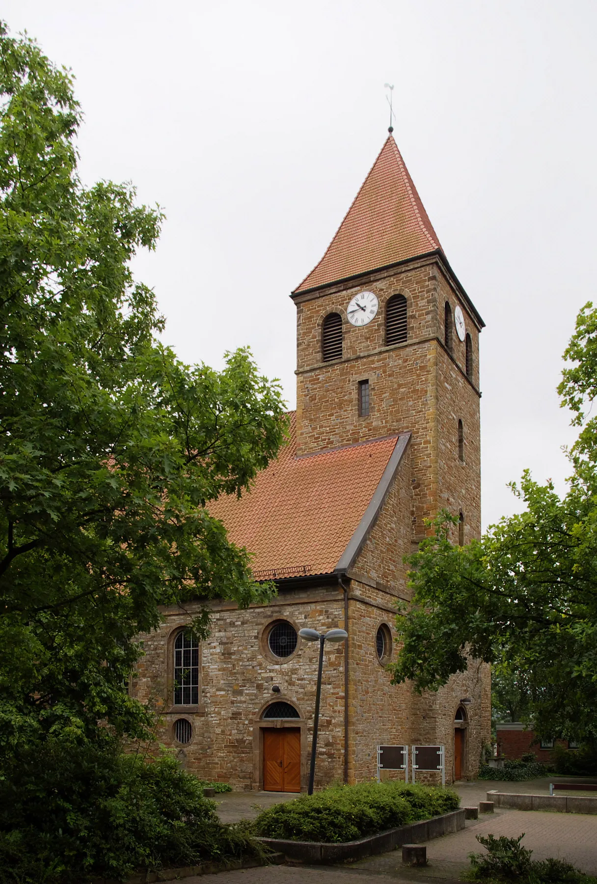Photo showing: Protestants' church in town of Kirchlengern, District of Herford, North Rhine-Westphalia, Germany.