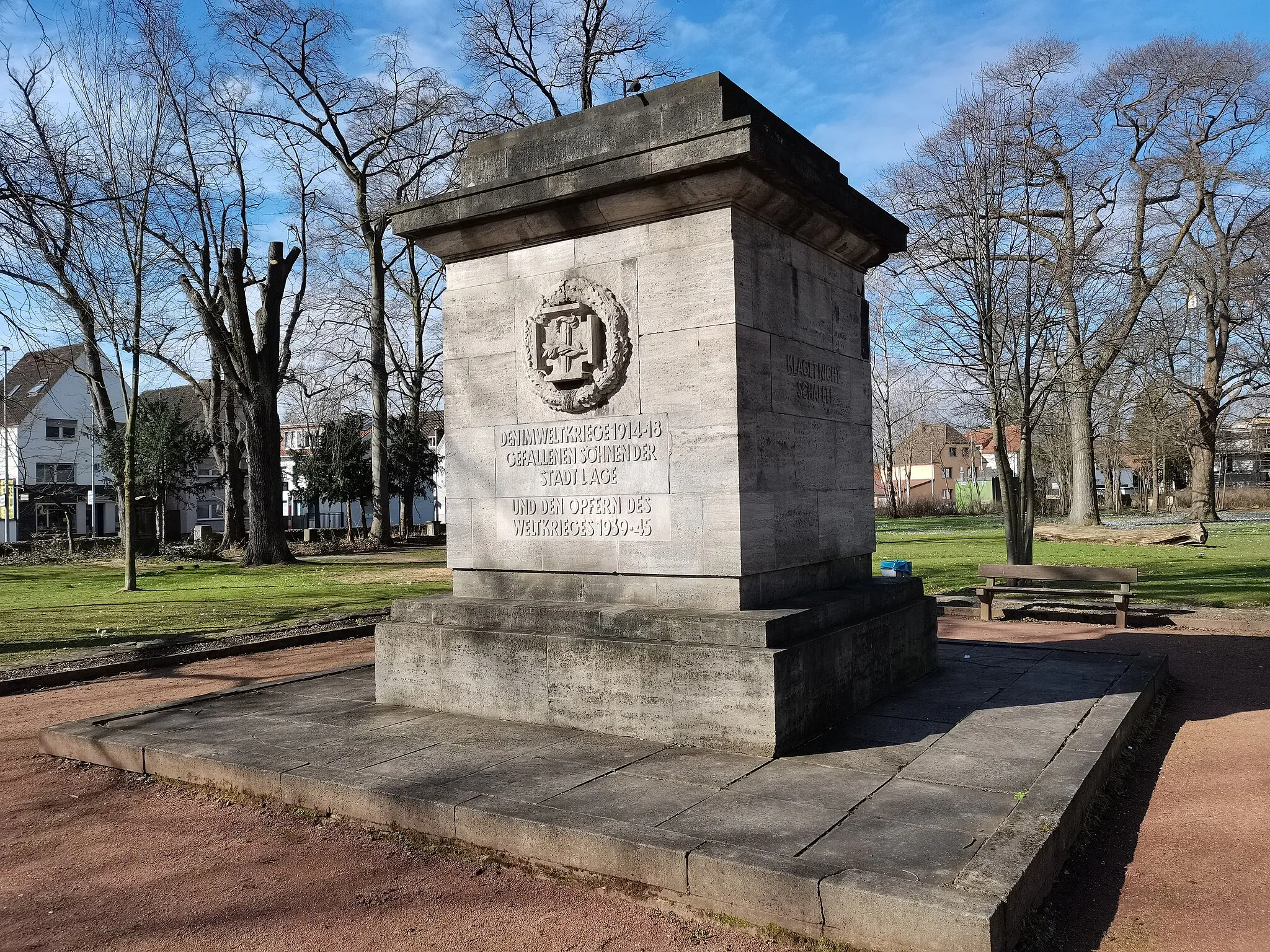 Photo showing: Auf dem Kriegerdenkmal im Friedenspark wird der Opfer der Weltkriege gedacht.