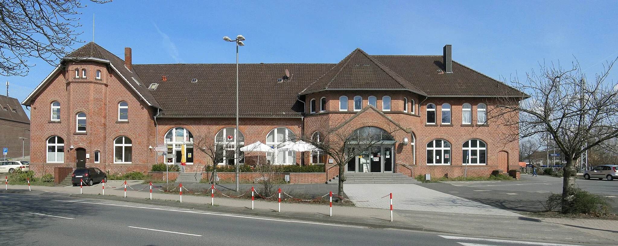 Photo showing: Das Bahnhofsgebäude des Bahnhofs in Lage/Lippe