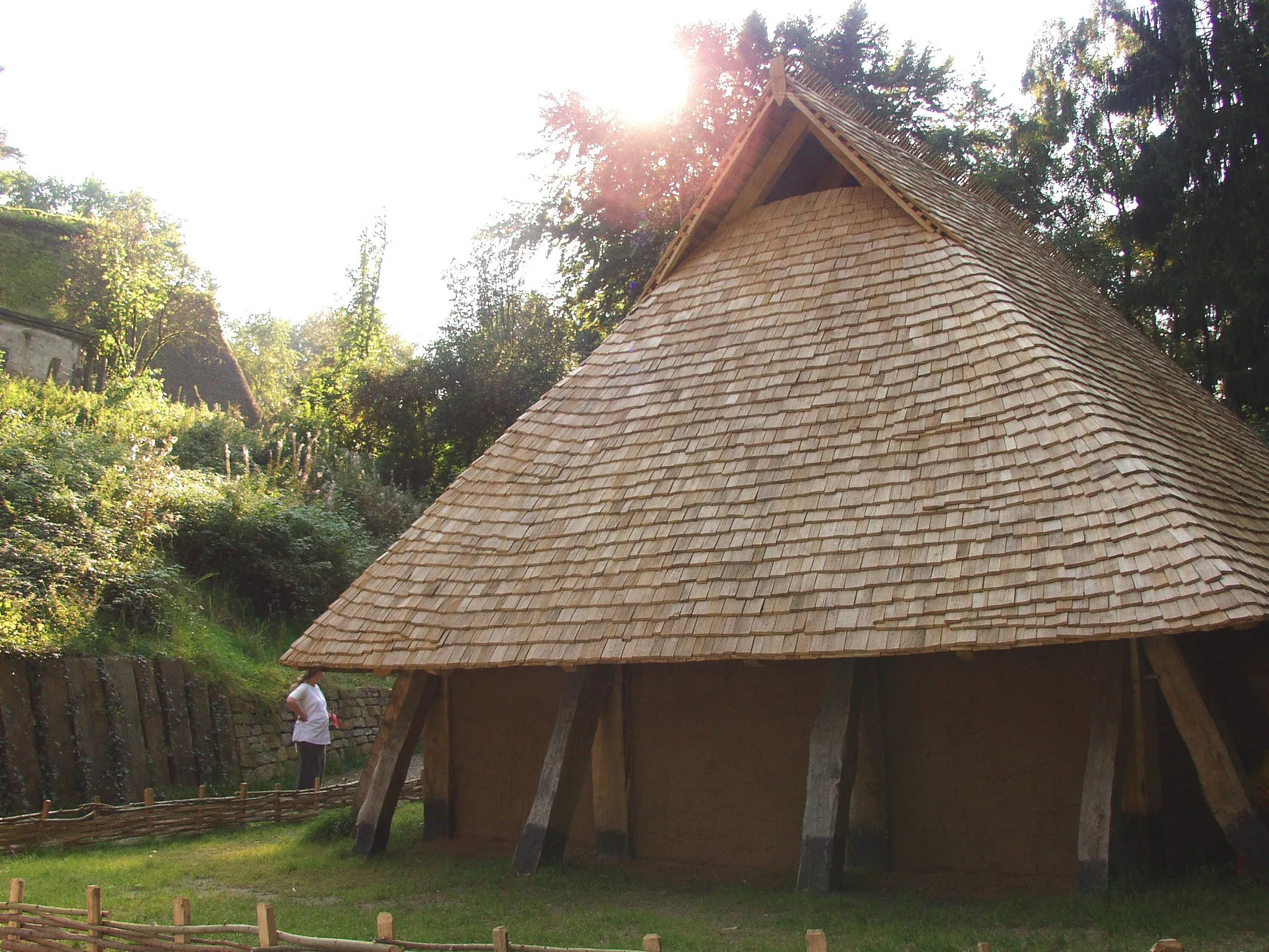 Photo showing: Reconstruction of an Saxon house of the Merovingian period at Archäologisches Freilichtmuseum Oerlinghausen, near Bielefeld, Germany