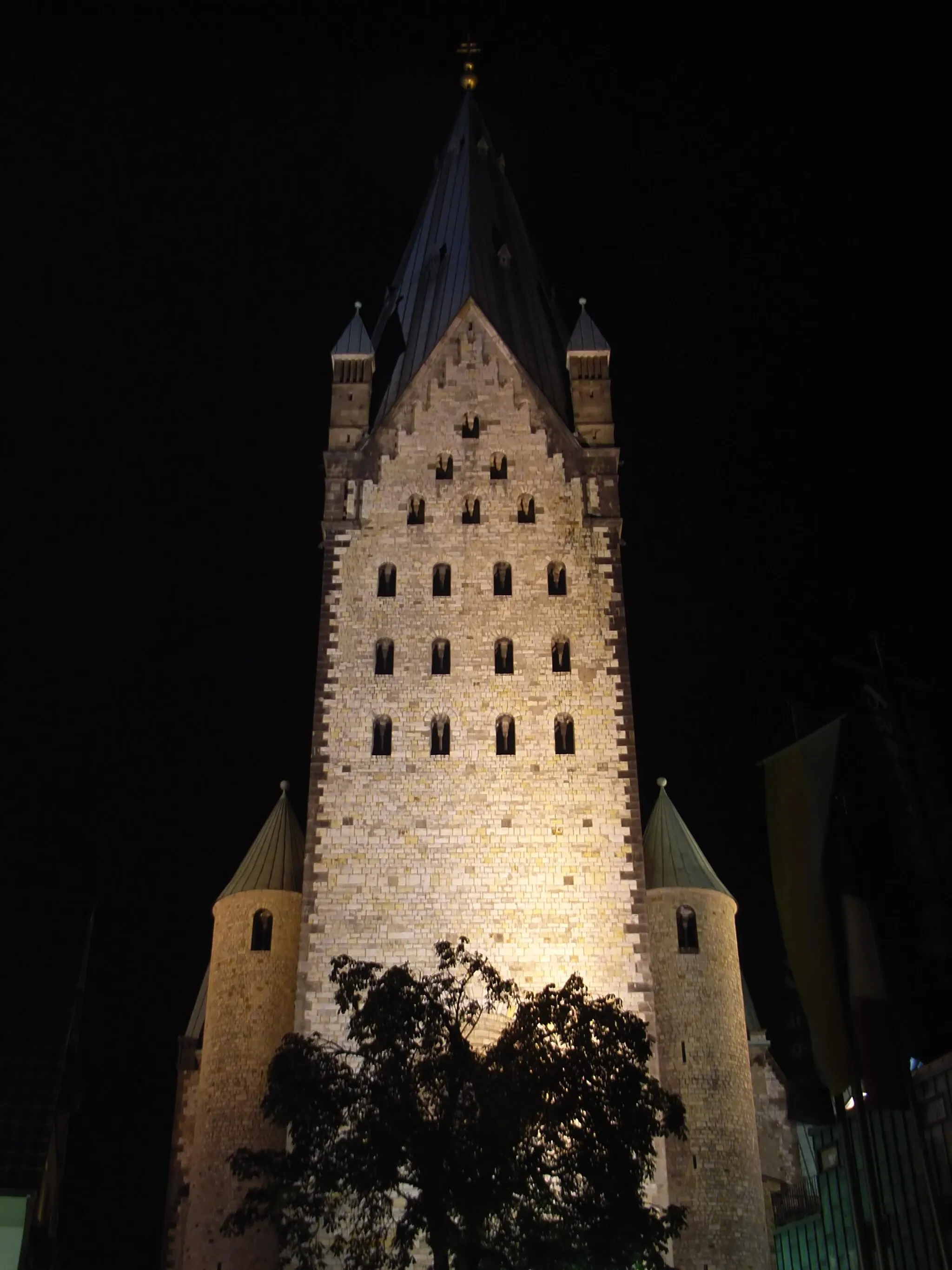 Photo showing: Paderborn, Deutschland: Western tower of Paderborn Cathedral at night