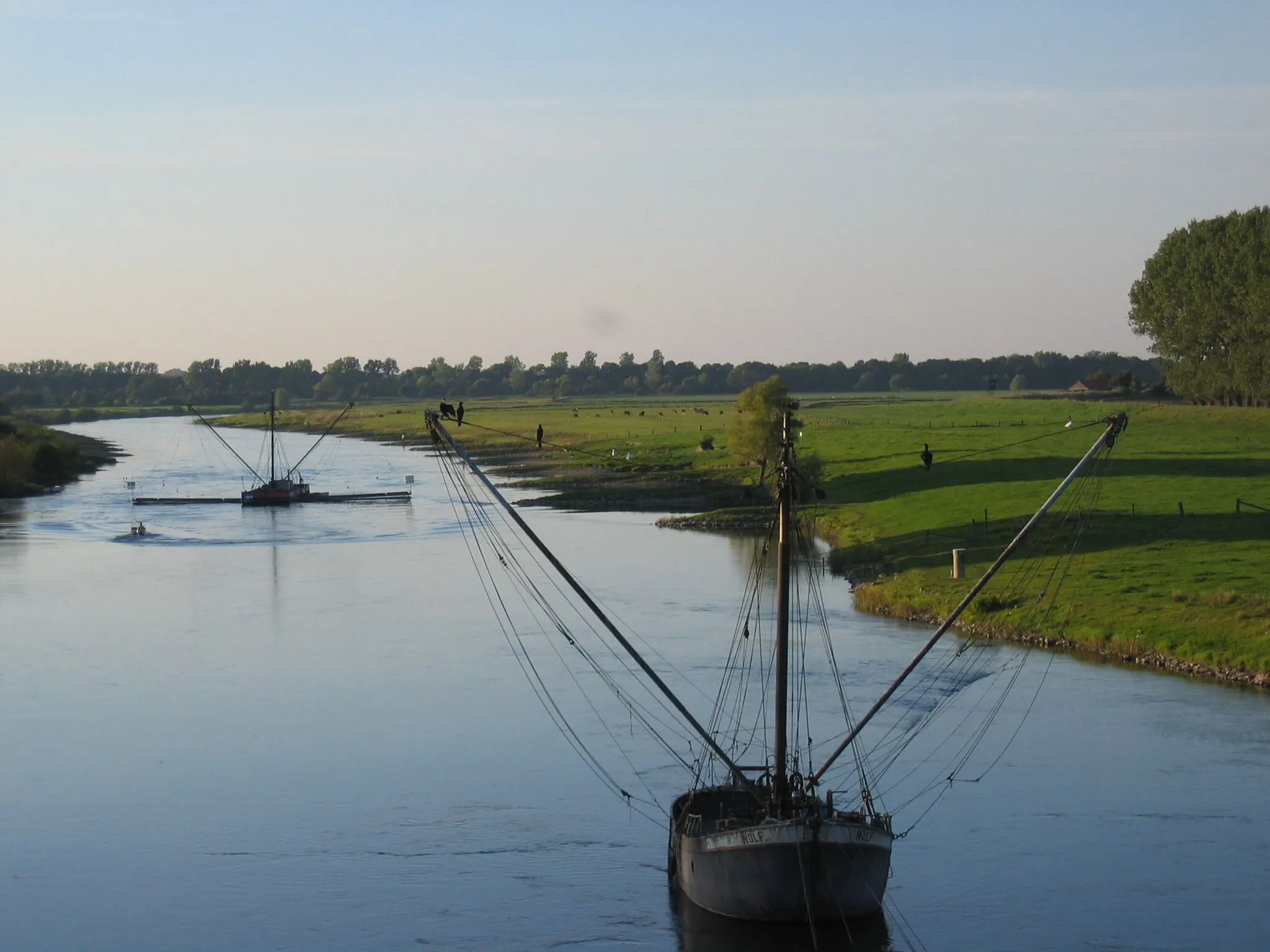 Photo showing: Two eel fishing boats at Weser River in Petershagen, District of Minden-Lübbecke, North Rhine-Westphalia, Germany.