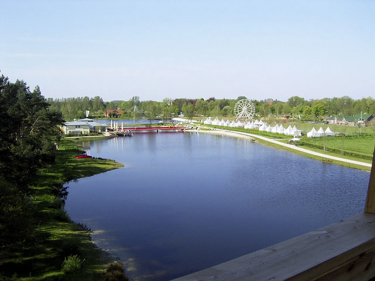 Photo showing: Blick vom Aussichtsturm über den See auf das Rietberger Landesgartenschaugelände