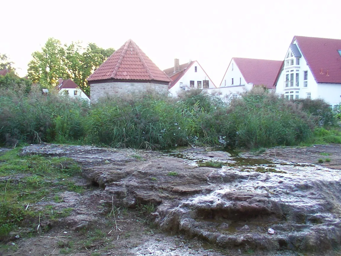 Photo showing: Salzkotten: Blick vom Rathaus zum Kütfelsen mit dem Brunnenhaus der Unitasquelle