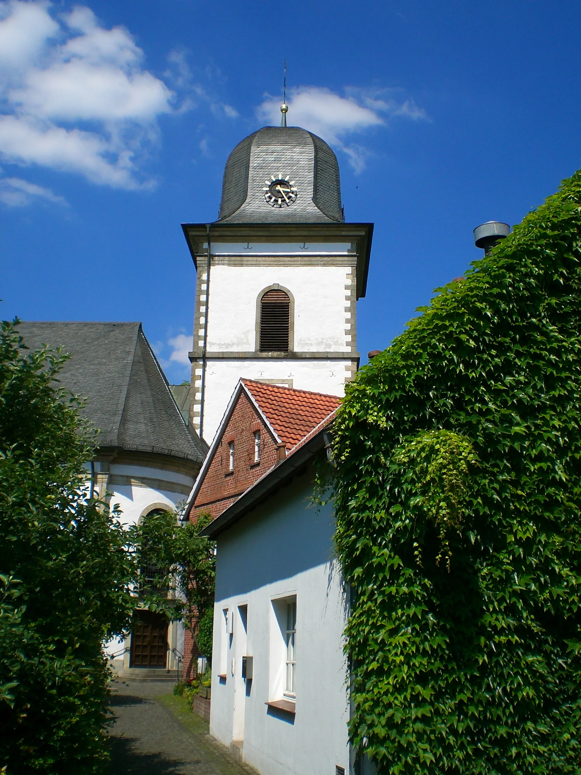 Photo showing: View to the tower of the St. Anna church of Verl, Germany.