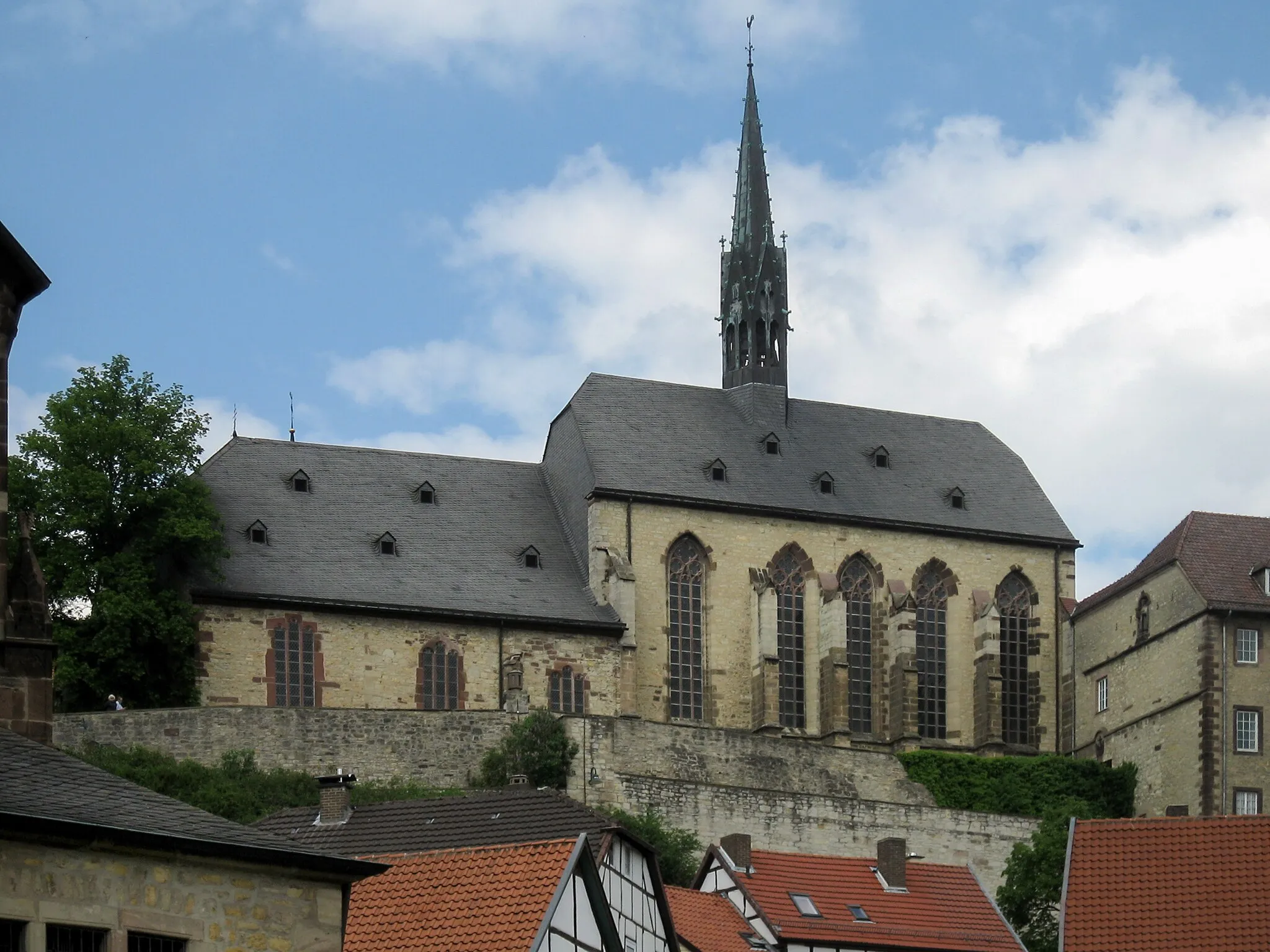 Photo showing: Oldtown church St. Maria in vinea (Maria in vineyard) in Warburg. Timber-framed houses in the foreground.