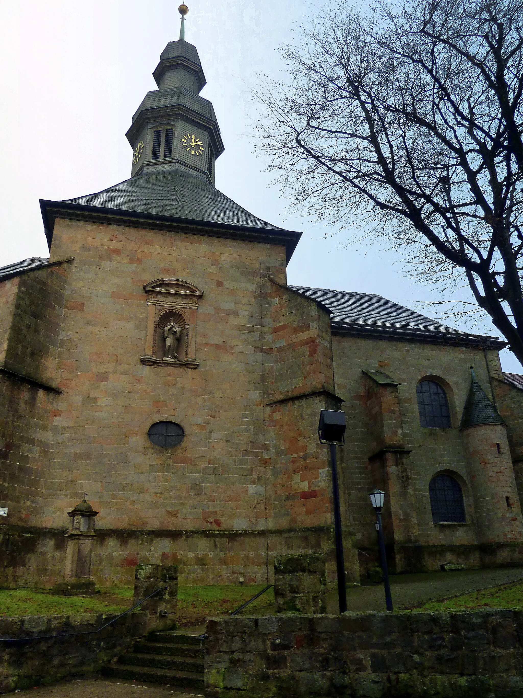 Photo showing: Willebadessen - St. Vitus, die kath. Pfarrkirche war früher die Klosterkirche der Benediktinerinnen