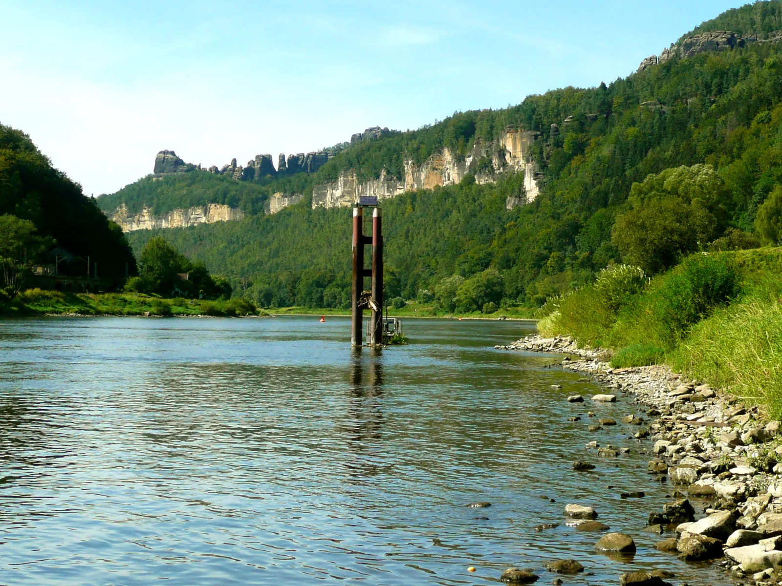 Photo showing: The Elbe river near the Czech border, in Schmilka (Bad Schandau). The Saxon Switzerland cliffs in bakground.