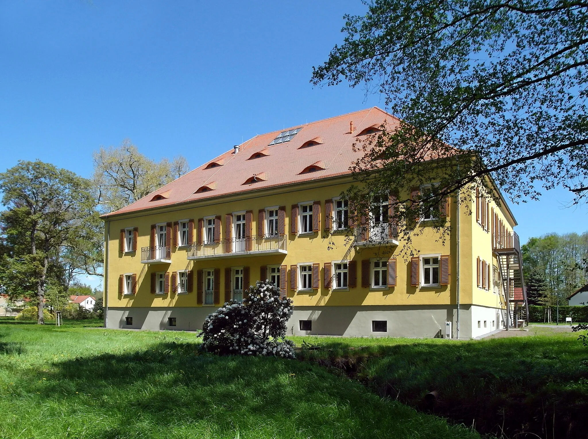 Photo showing: 09.05.2016    02994   Bernsdorf /OL:  Stadtverwaltung Bernsdorf, Rathausallee 2. Parkseite. Vermutlich stammt der Ortsname von einem Bernhard von Kamenz, der hier im 13. Jh. eine Wasserburg angelegt haben soll.  Gangolf von Lüttichau erwarb 1534 die Gutsherrschaft. Nach mehrfachem Besitzerwechsel erwarb 1922 d. Gemeinde Bernsdorf das Schloß (GMP: 51.374678,14.076412) vom letzen Gutsherrn, dem Großindustriellen Hugo Stinnes u- richtete es als Rathaus ein.                                                                                              [SAM5825.JPG]20150509615DR.JPG(c)Blobelt