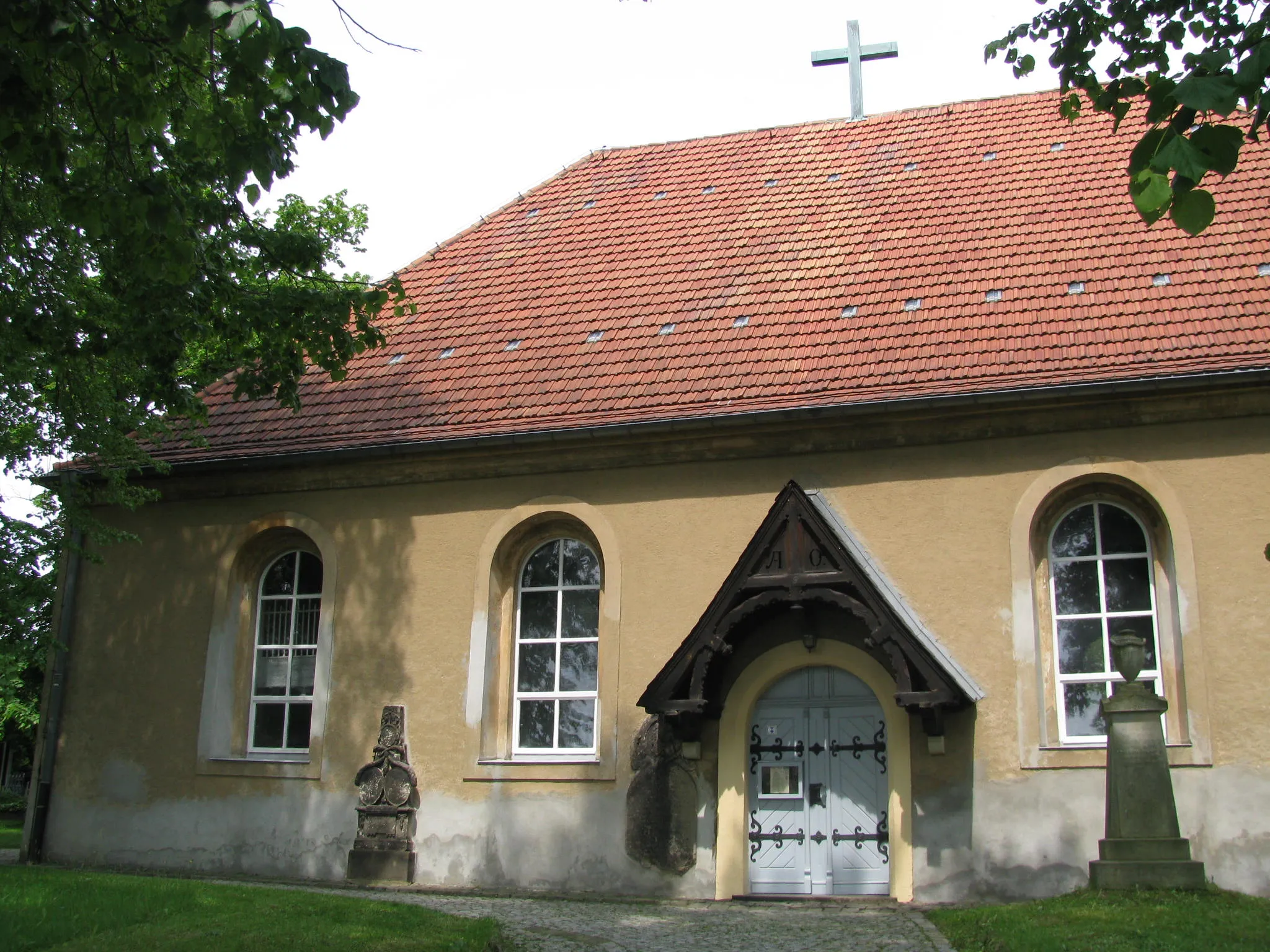 Photo showing: The Kreuzkirche of Bischofswerda is located at the old cemetery, that was founded next to the town gate to Bautzen.