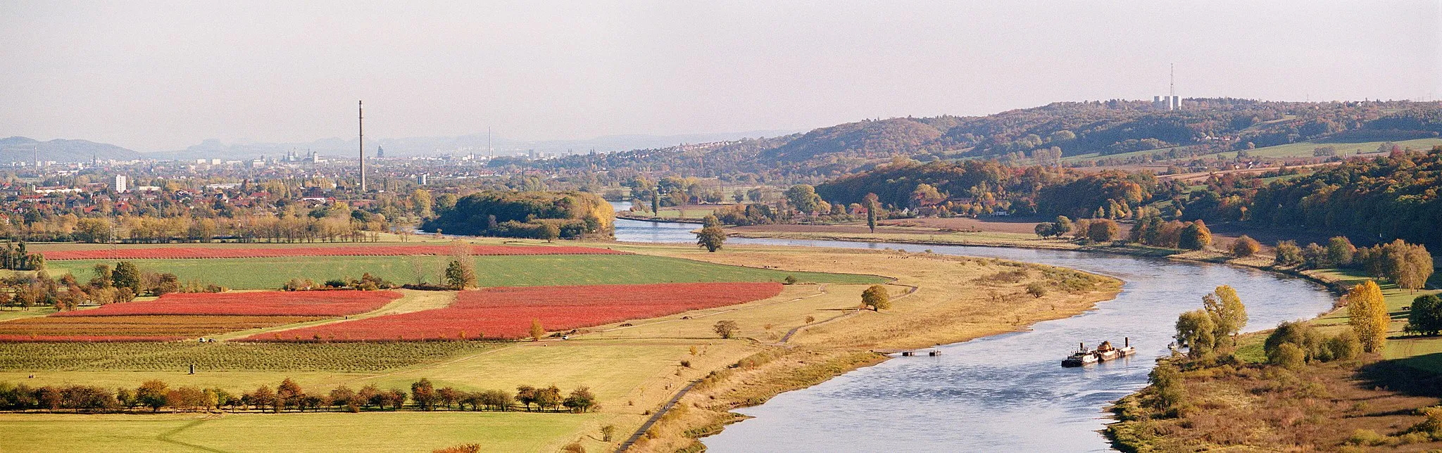 Photo showing: the river Elbe in germany near Dresden; picture taken from a viewpoint called Bosel in the Spaargebirge near Meißen; you can see the valley of the river Elbe up the river, on the left side of the picture the bike path "Elberadweg", the city of Dresden including the rebuilt Church of our Lady and the towers of the town hall and the world trade center and various churches and at the horizon the elb sandstone mountains