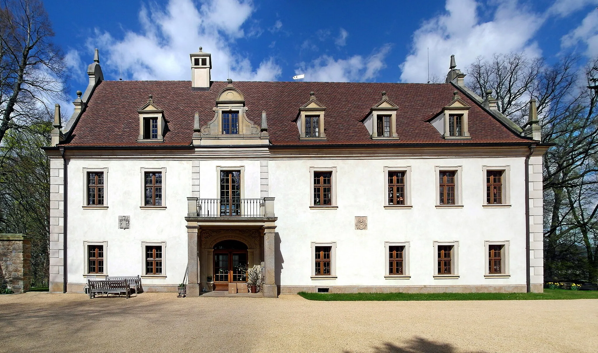 Photo showing: 06.04.2017   02681   Crostau, Am Park 4 (GMP: 51.083319,14.453167): Renaissanceschloß, erbaut unter  Rudolf von Rechenberg, 2. Hälfte 16. Jh., 1860 im Stil der deutschen Renaissance umgebaut. 1999 entstand ein Brandschaden. Seit 2001 ist das Schloß in Privatbesitz und wurde sorgfältig saniert. Sicht von Süden.                                                                                                  [SAM9288-9289.JPG]20170406410MDR.JPG(c)Blobelt