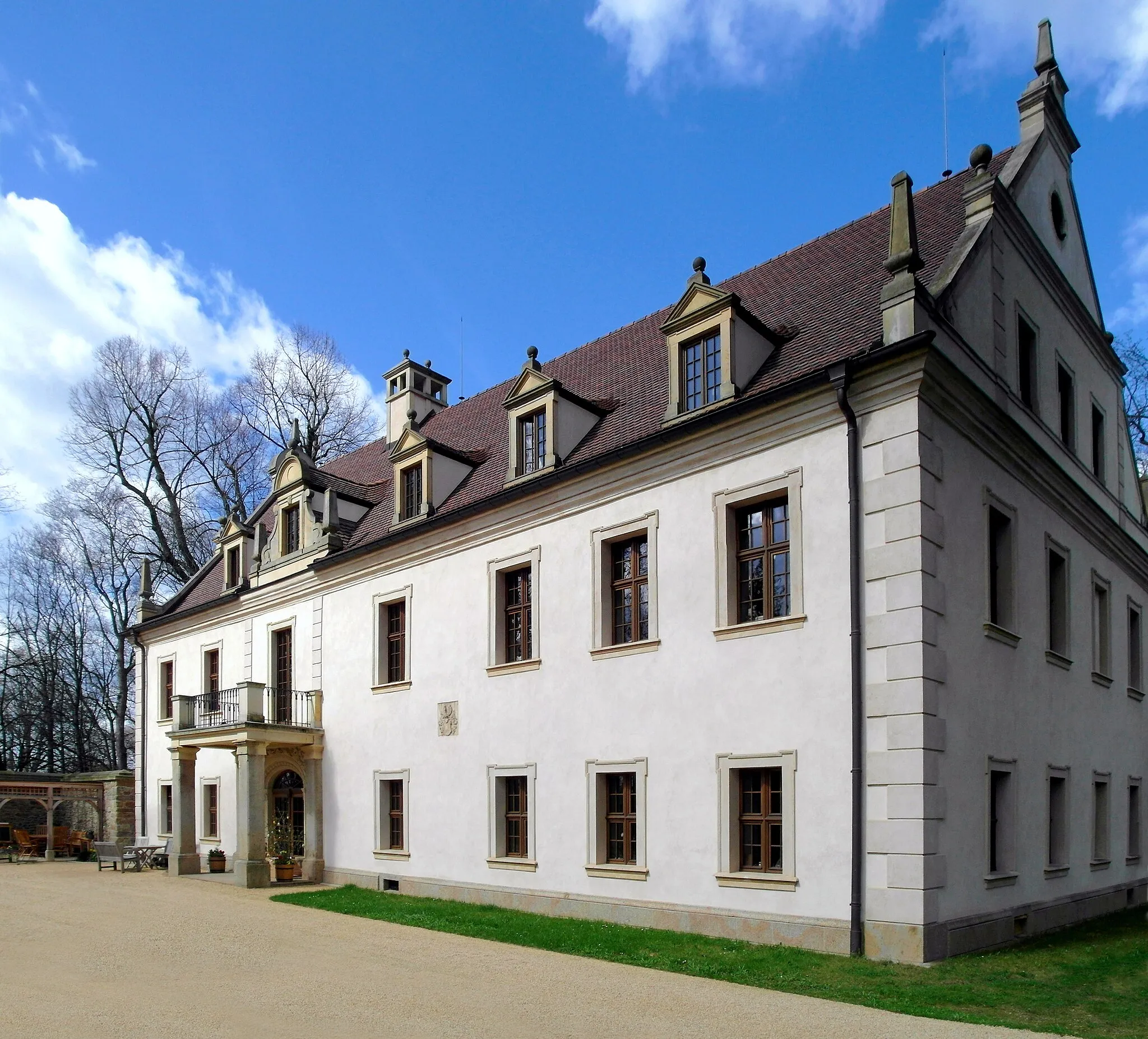 Photo showing: 06.04.2017   02681   Crostau, Am Park 4 (GMP: 51.083319,14.453167): Renaissanceschloß, erbaut unter  Rudolf von Rechenberg, 2. Hälfte 16. Jh., 1860 im Stil der deutschen Renaissance umgebaut. 1999 entstand ein Brandschaden. Seit 2001 ist das Schloß in Privatbesitz und wurde sorgfältig saniert. Sicht von Südosten.                                                                                                                                       [SAM9276-9277.JPG]20170406405MDR.JPG(c)Blobelt