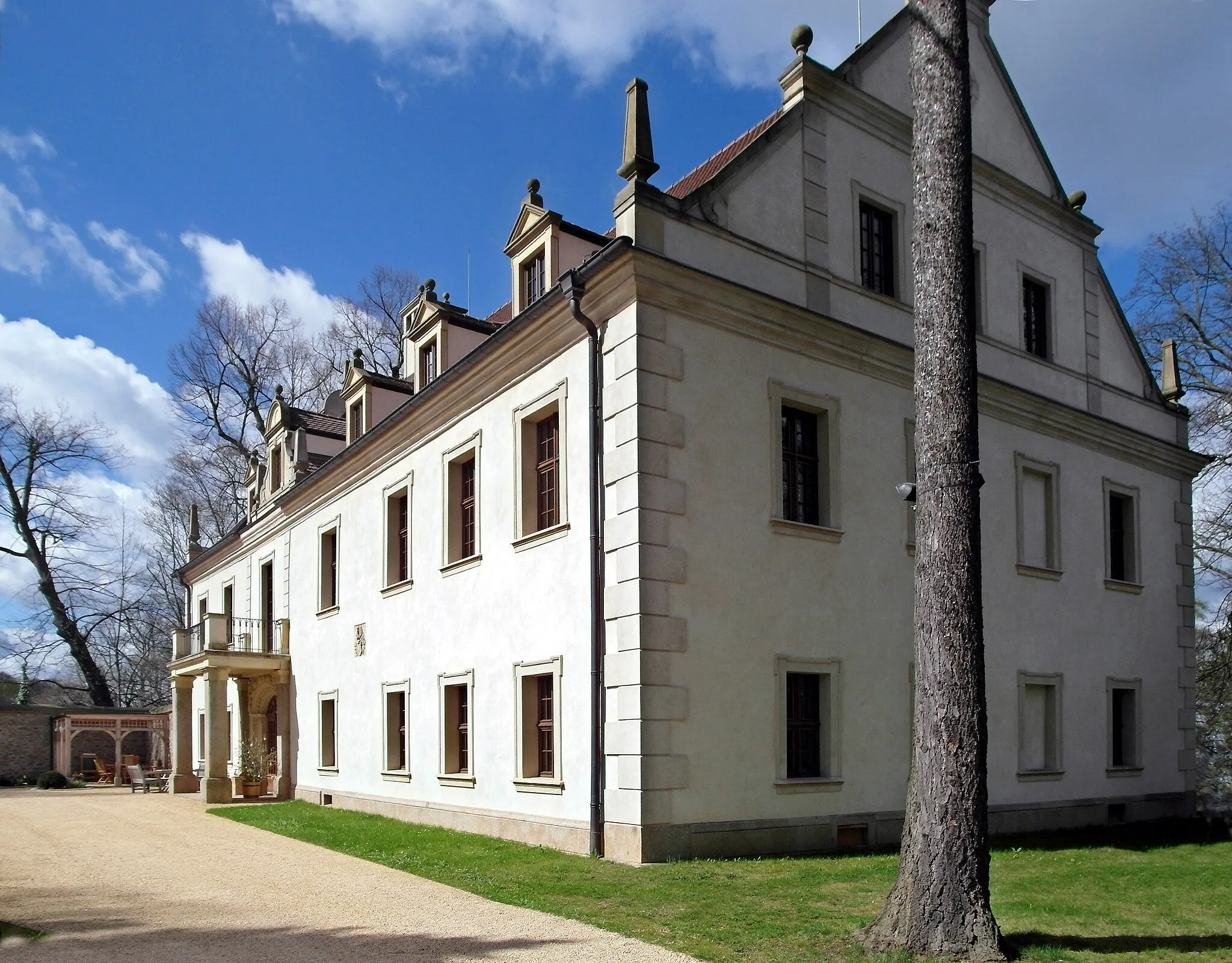 Photo showing: 06.04.2017   02681   Crostau, Am Park 4 (GMP: 51.083319,14.453167): Renaissanceschloß, erbaut unter  Rudolf von Rechenberg,  2. Hälfte 16. Jahrhunderts. 1860 im Stil der 
deutschen Renaissance umgebaut. 1999 entstand ein Brandschaden. Seit 2001 ist das Schloß in Privatbesitz und wurde sorgfältig saniert. Sicht von Südosten.                                                                                                                             [SAM9274.JPG]20170406400DR.JPG(c)Blobelt