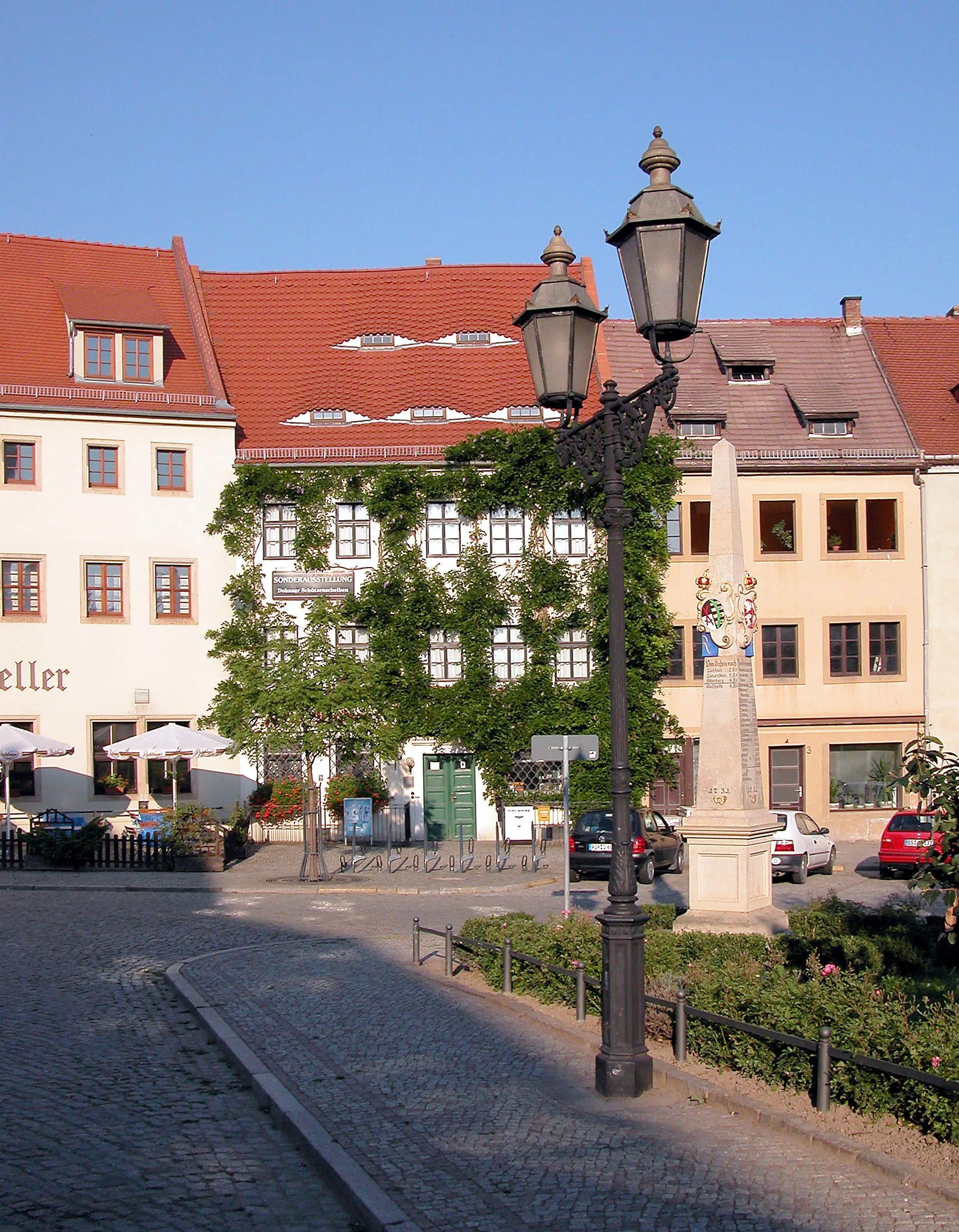 Photo showing: 04.09.2004   01809  Dohna: Marktplatz mit Bürgerhäusern und Kursächsischer Postmeilensäule von 1731 (GMP: 50.955038,13.857716).                                      [DSCN5009]20040904600DR.JPG(c)Blobelt