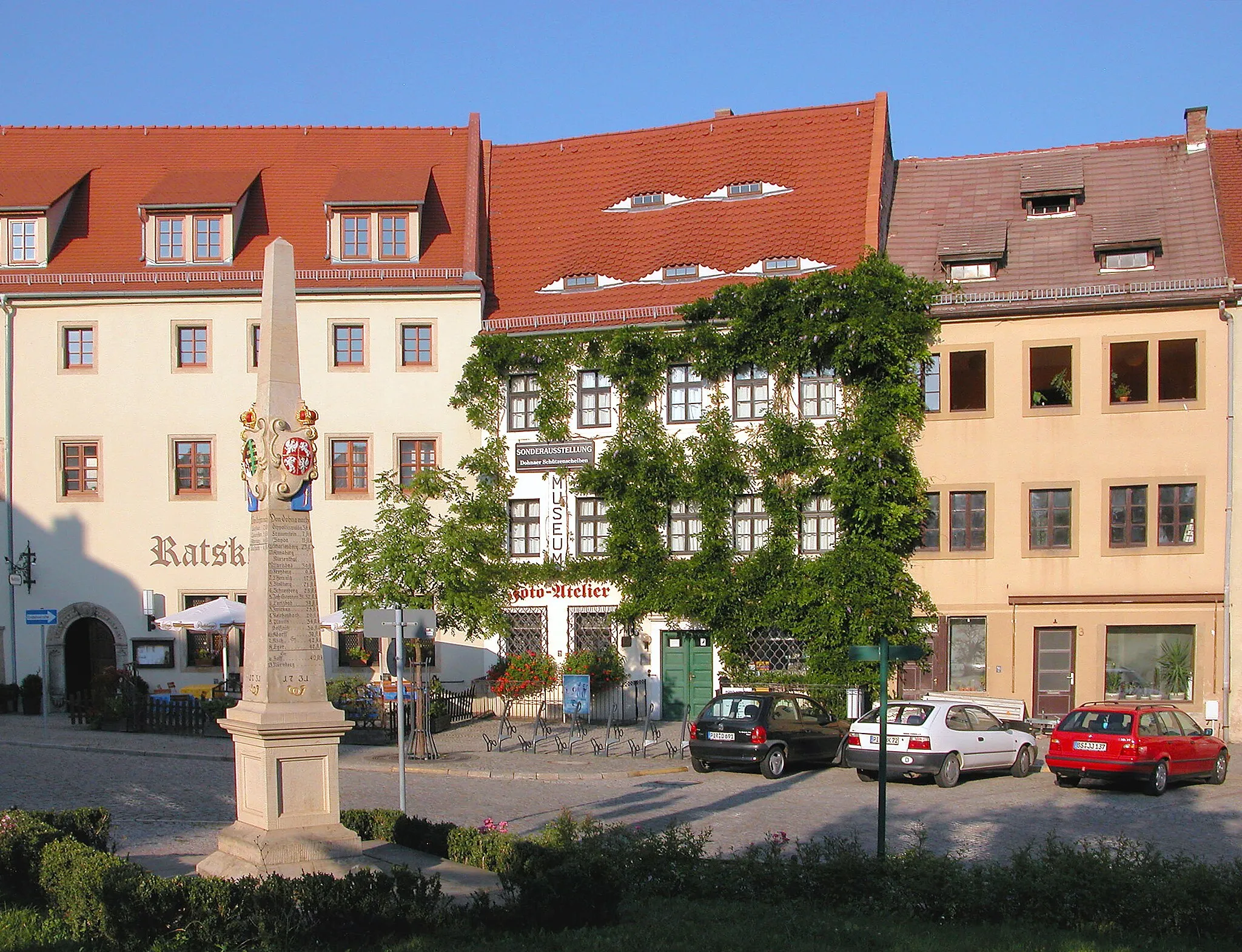 Photo showing: 04.09.2004   01809  Dohna: Marktplatz mit Bürgerhäusern und dem Ratskeller. Davor die Kursächsische Postmeilensäule von 1731 (GMP: 50.955038,13.857716).                                                                                                 [DSCN5007]20040904580DR.JPG(c)Blobelt