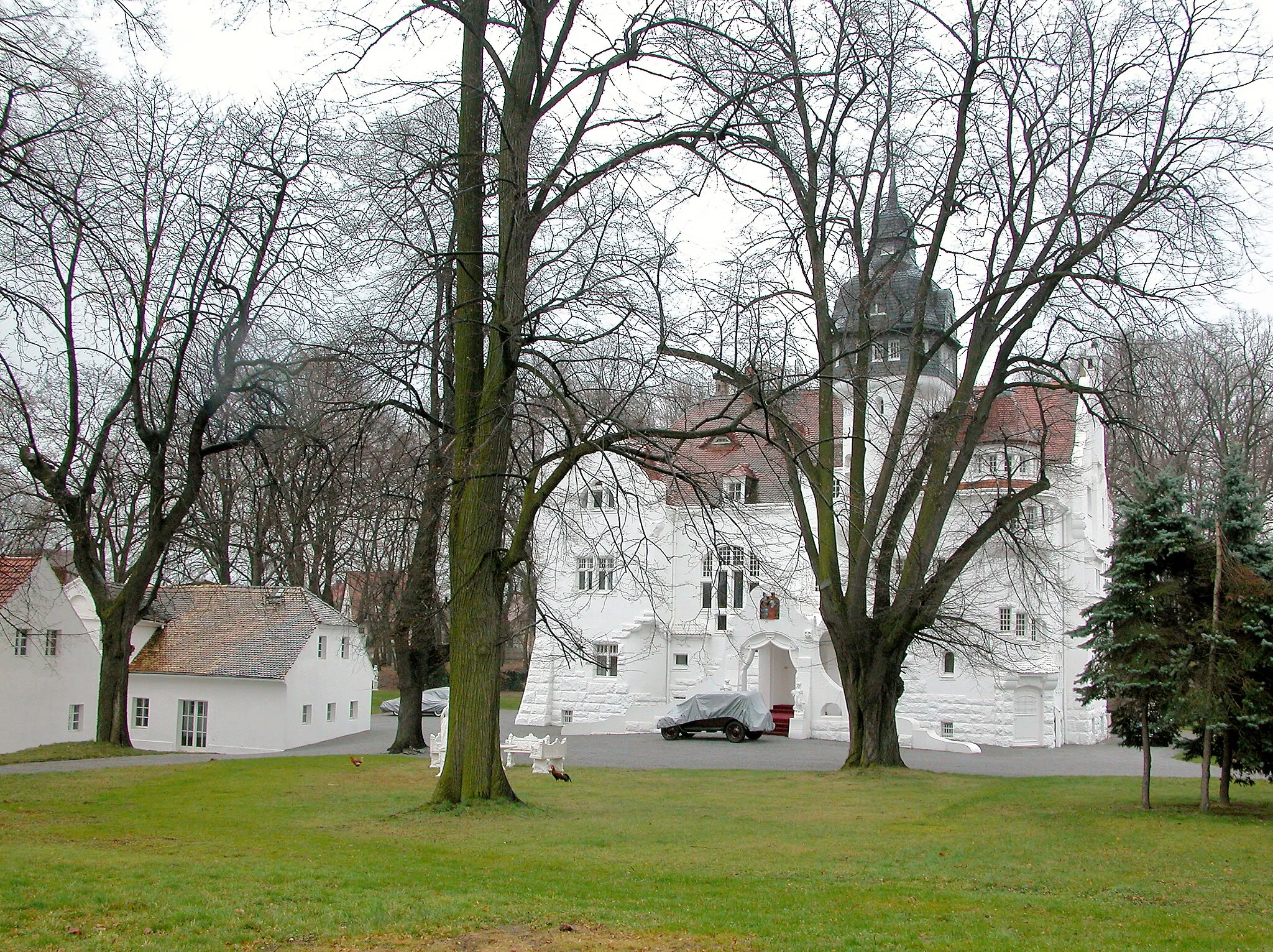 Photo showing: 16.03.2008   01920  Elstra, Lessinggasse 7: Das neue Schloß (GMP: 51.220874,14.135745) wurde 1903 errichtet, nachdem das alte Gebäude 1902 abgebrannt war. Die Pläne hatte das Dresdner Architekturbüro Lossow & Viehweger gefertigt. In der DDR wurde das villenartige Schloß als Krankenhaus genutzt, das 1990 geschlossen wurde. Seit 1996 Privatbesitz. Sicht von Nordwesten.                                                                                            [DSCN31911.TIF]20080316100DR.JPG(c)Blobelt