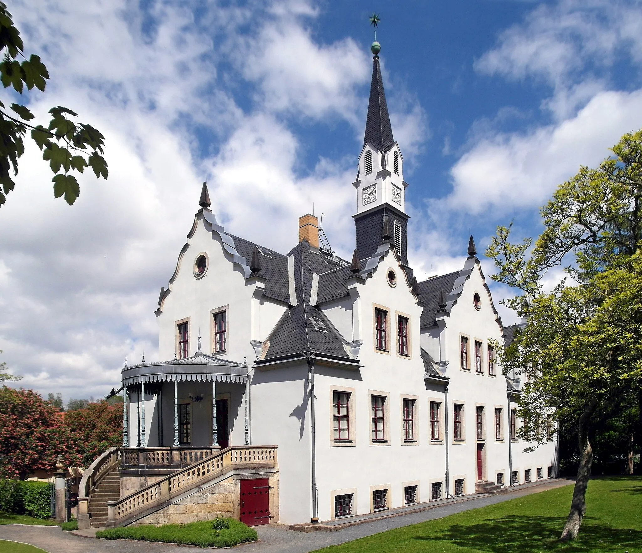 Photo showing: 30.05.2021  01705  Freital-Burgk, Altburgk 61: Schloß Burgk (GMP: 51.003118,13.669465). Die Herrschaft Burgk gehörte bis 1742 den Herren von Zeutsch, die um 1580 das noch heute vorhandene Schloß errichteten. 1707 wurde es im barocken Stil umgestaltet. Carl Friedrich August Dathe Freiherr von Burgk ließ es dann 1846 zu seinem heutiges Aussehen umbauen. Die letzte Besitzerin des Rittergutes wurde 1945 enteignet. Im Schloß wurde 1946 das Museum  "Haus der Heimat" eröffnet. Sicht von Westen zum Altan.                                                                                                                                                                                                                   [SAM4834.JPG]20210530210DR.JPG(c)Blobelt