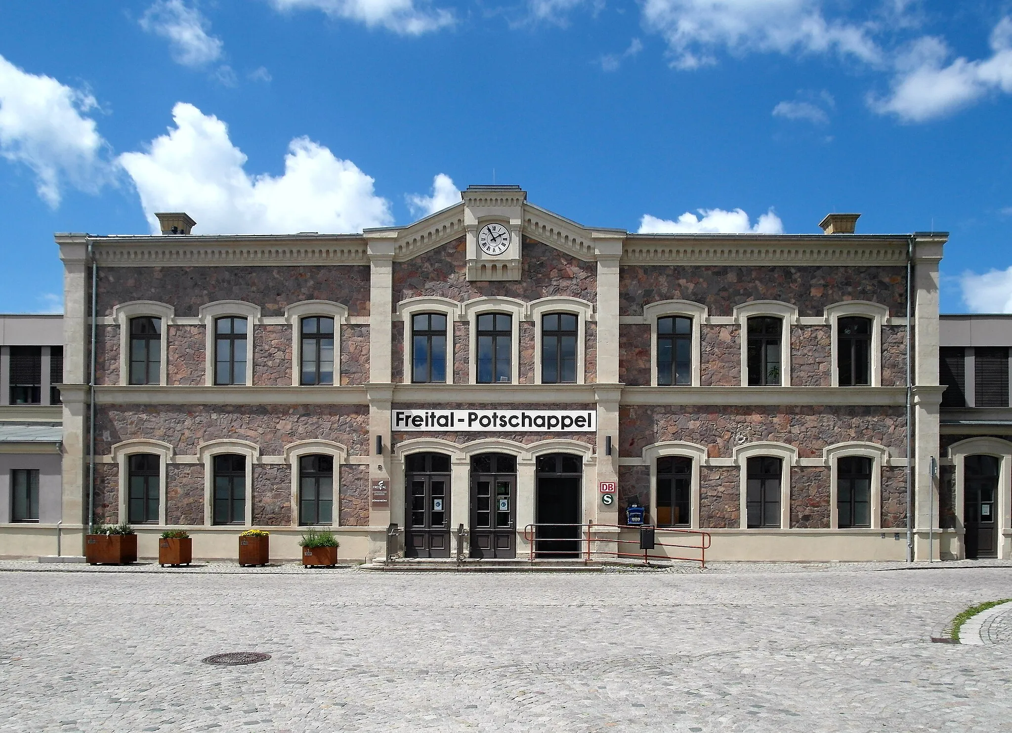 Photo showing: 30.05.2021  01705  Freital-Potschappel, Platz des Handwerks (Bahnhofsvorplatz, Am Bahnhof 2): Der Bahnhof Potschappel (GMP: 51.013210,13.661866) wurde am 28. Juni 1855 eröffnet. Die Bahnlinie führte zunächst von Dresden bis Tharandt und wurde später weiter ausgebaut. Der Bahnhof Freital-Potschappel (bis 1921 nur Bahnhof Potschappel) ist eine Betriebsstelle der Bahnstrecke Dresden-Werdau. Von 1884 bis 1972 war der Bahnhof Ausgangspunkt der Schmalspurbahn Freital-Potschappel-Nossen. Heute dient Freital-Potschappel insbesondere als Zugangsstelle zur Linie S3 der S-Bahn Dresden.                                                                       [SAM4789.JPG]20210530110DR.JPG(c)Blobelt