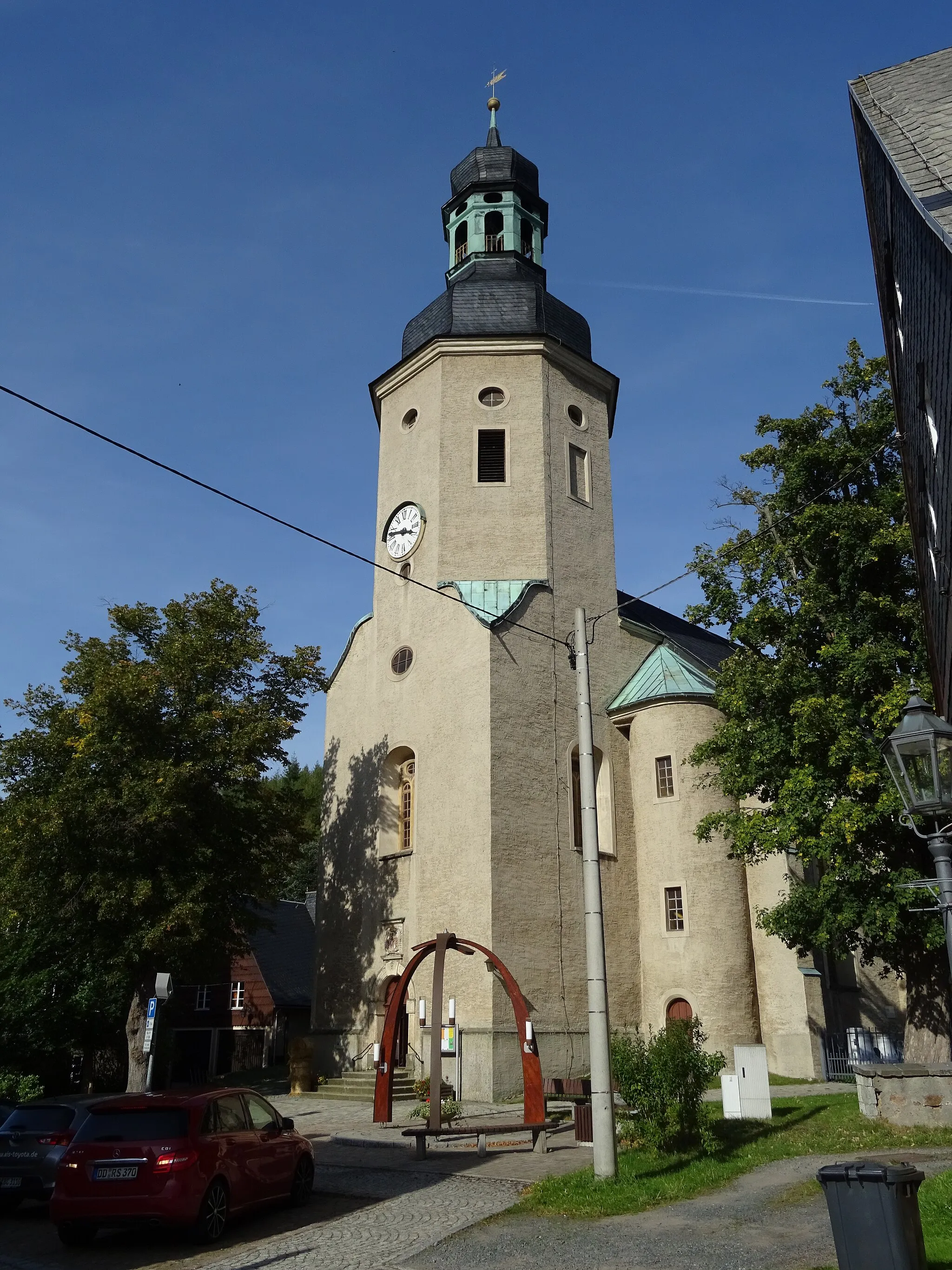 Photo showing: Geising:  die evangelisch-lutherische Stadtkirche, Schon seit dem 15. Jahrhundert befindet sich am Ort der Geisinger Kirche eine Pfarrkirche. 1689 wurde sie als barocke, schlichte Hallenkirche mit dreistöckigen Emporen neu erbaut.