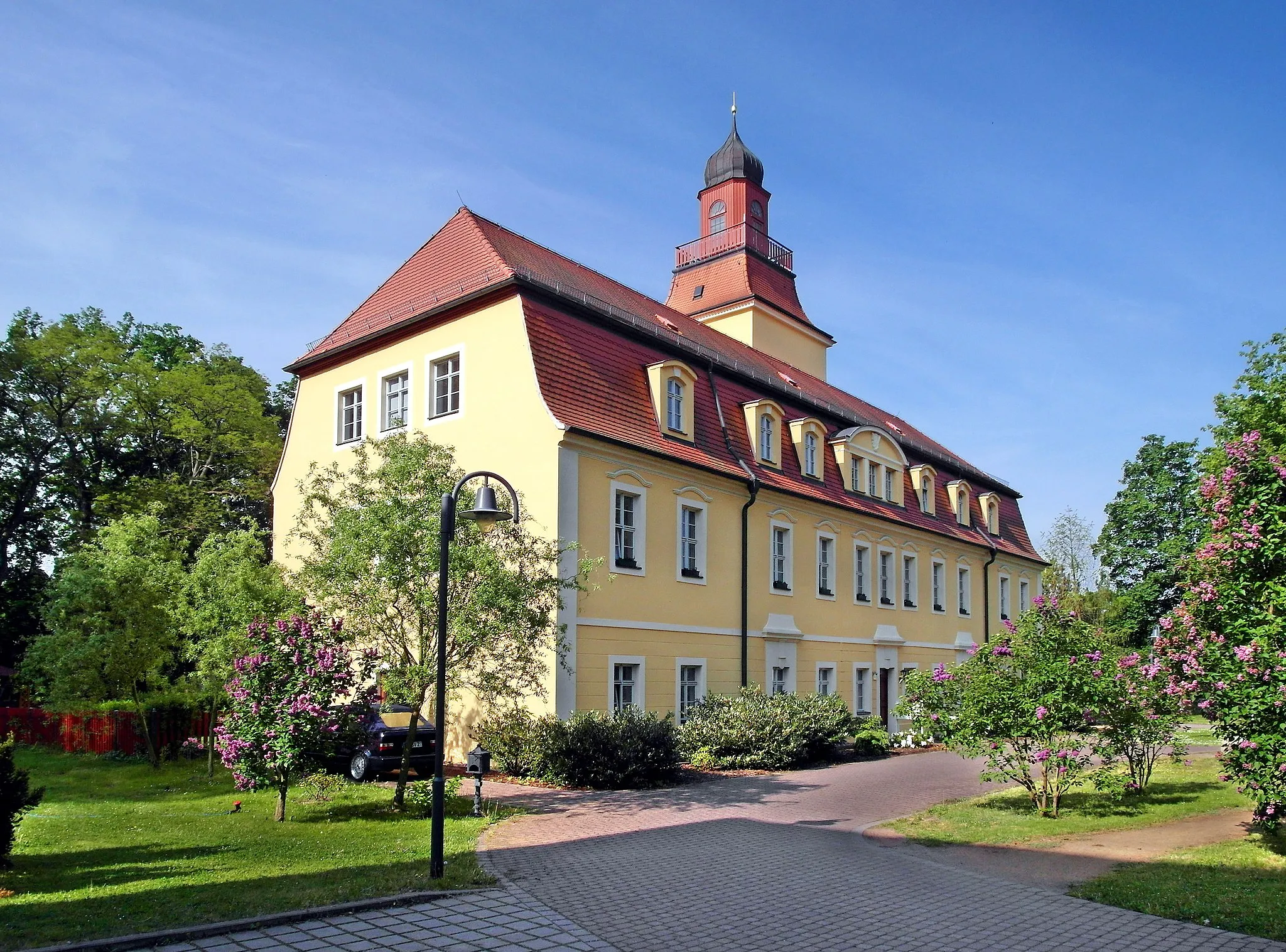 Photo showing: 19.05.2016   01612   Glaubitz: Schloß Glaubitz,  Zum Heim 3.  Hofseite. Urspr. eine im 13. Jh. angelegten Wasserburg. Im Jahr 1408 ist Poppe von Köckeritz auf Glaubitz ansässig.  Hans Adam von
Seyffertitz ließ zwischen 1719 und 1724 die gesamte Hofbebauung erneuern. Das heutige Erscheinungsbild entstand zwischen 1907 - 1909 durch den Umbau von Theodor Bienert, dem Besitzer der 
Dresdner Bienertmühle, der d. Rittergut 1896 gekauft hatte. Der Raum der einstigen Bibliothek im Obergeschoß mit seiner sichtbaren Holzbalkendecke ist noch erhalten. In der DDR wurde d. Schloß 
als Heim für die Opfer des Faschismus und als Genesungsheim des FDGB genutzt. Danach gehörte es  zum Kreiskrankenhaus Riesa und war zuletzt Alten- und Pflegeheim. 2004 bis 2005 ist das

Herrenhaus saniert worden. Heute befindet sich hier die Geschäftsstelle der Volkssolidarität u. Wohnungen.                                                                  [SAM5994.JPG]20160519210DR.JPG(c)Blobelt