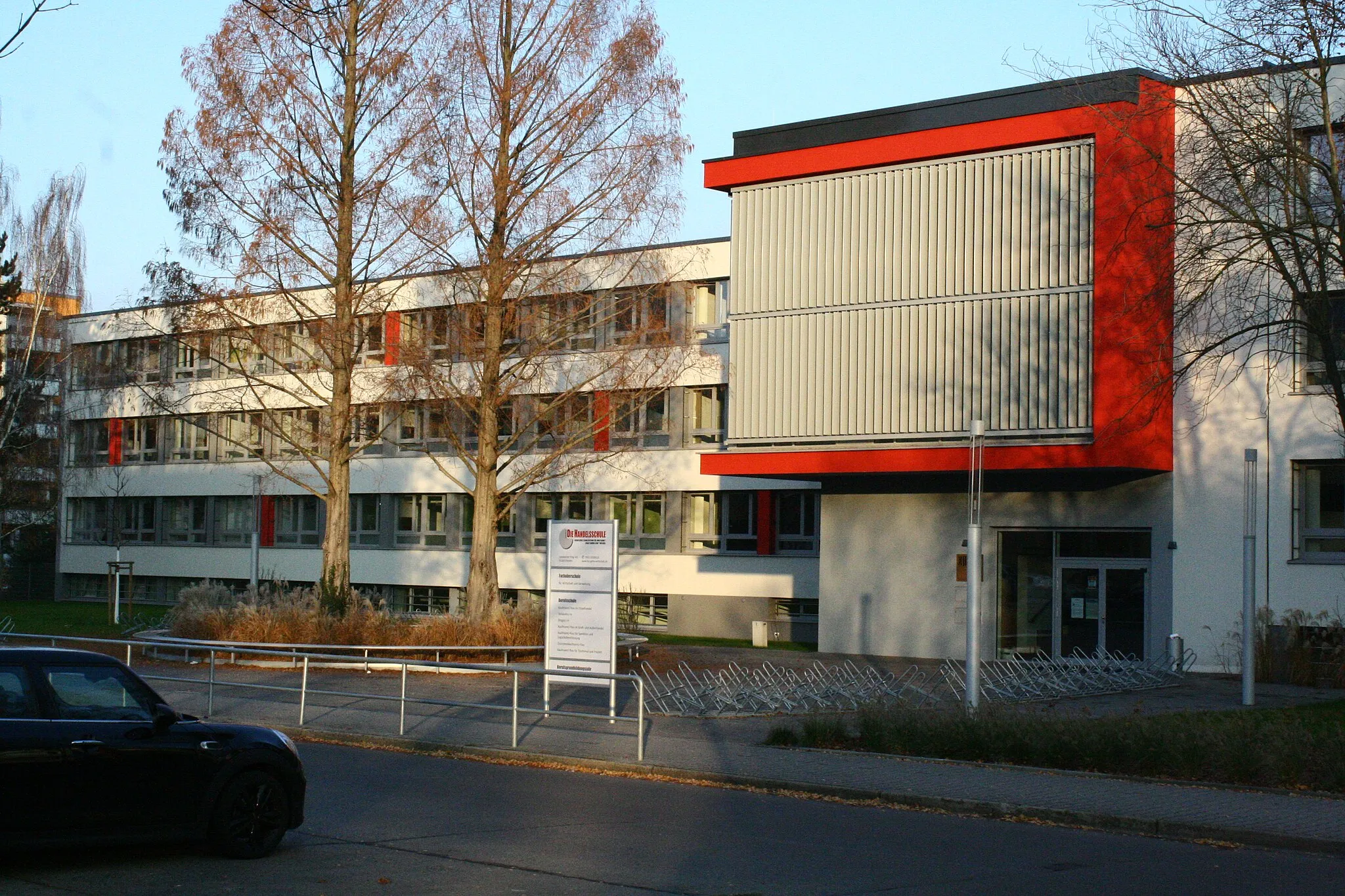 Photo showing: 133./134. Schule,  Leutewitzer Ring 139-141, Dresden-Gorbitz, zurzeit Standort des BSZ für Wirtschaft "Franz Ludwig Gehe"