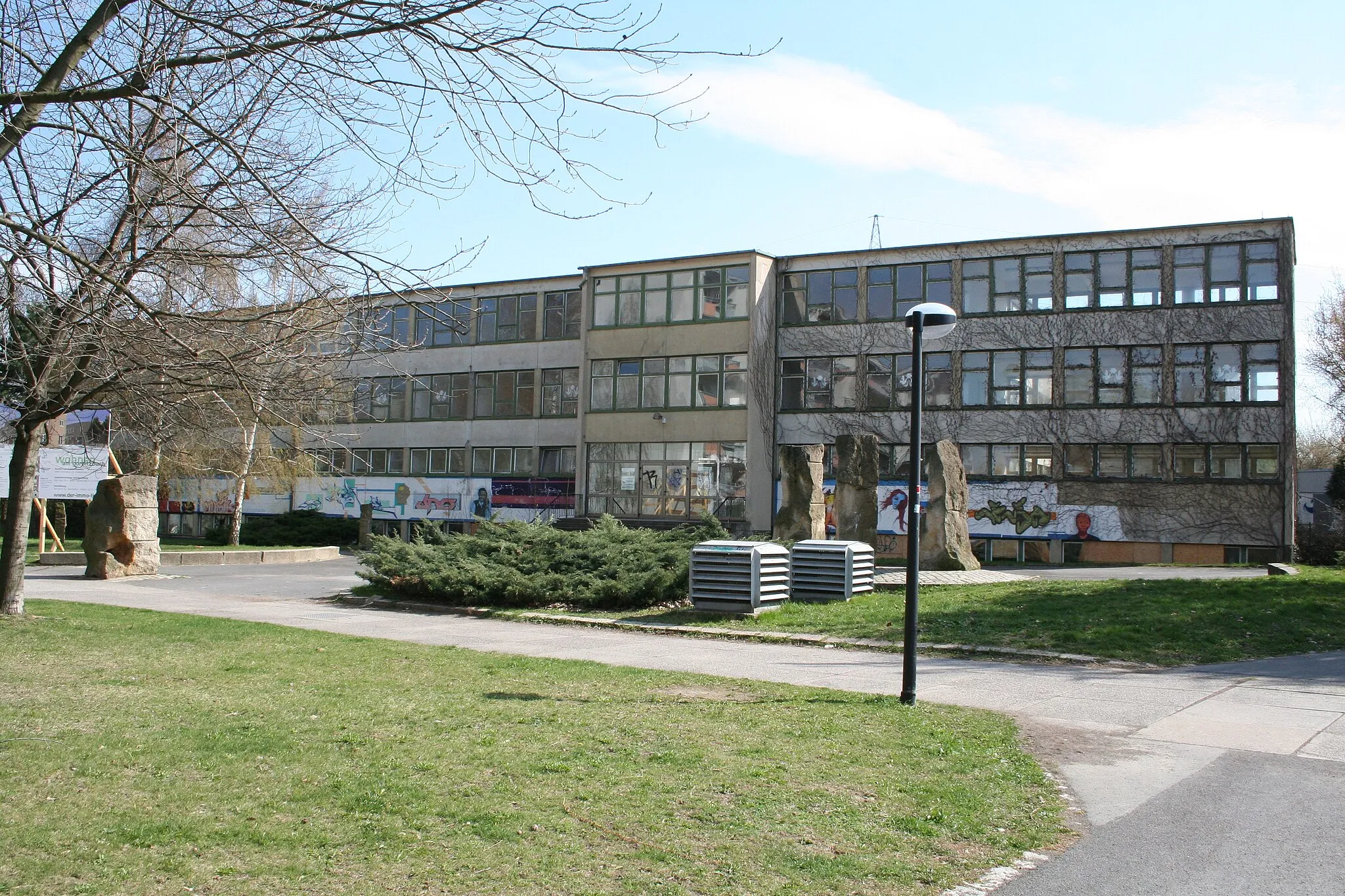 Photo showing: ehemalige 132. Mittelschule, Am Gorbitzbach, Dresden-Gorbitz, während des Umbaus zu Wohngebäuden 2012