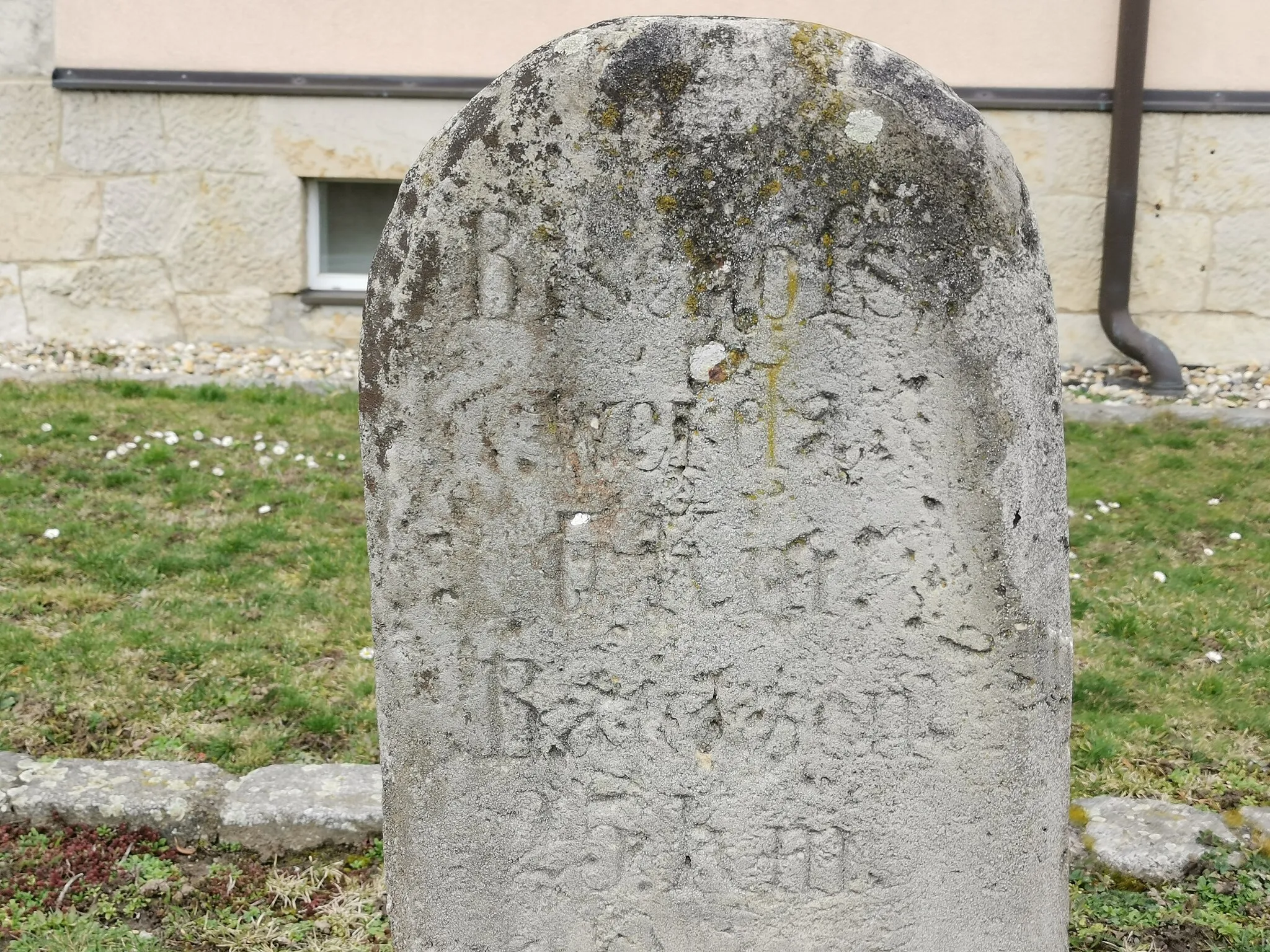 Photo showing: Meilenstein in der Dresdner Straße in Großharthau