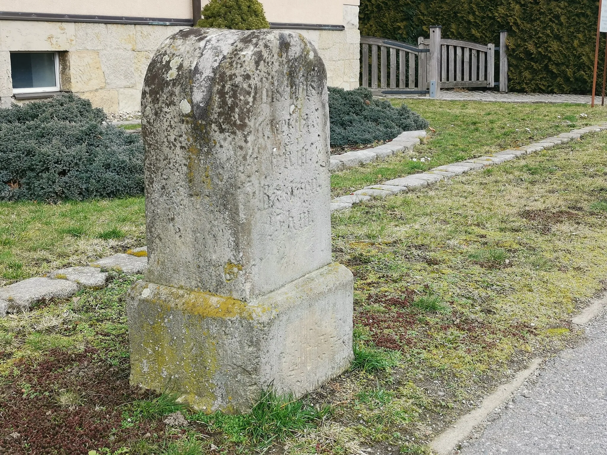 Photo showing: Meilenstein in der Dresdner Straße in Großharthau