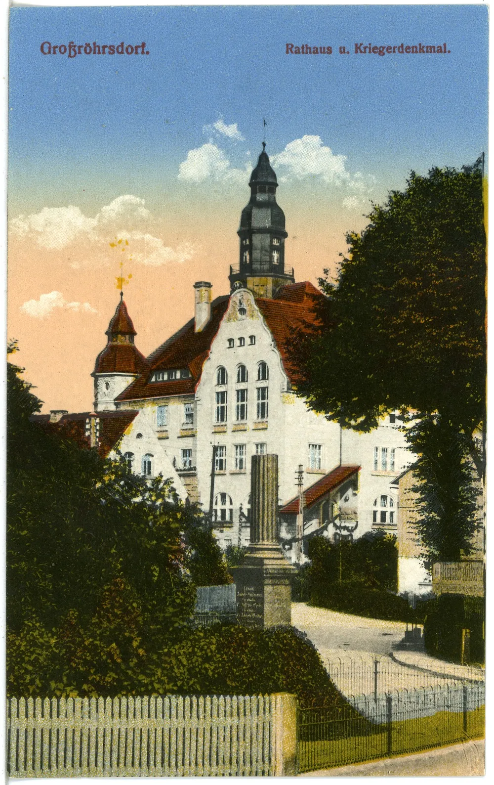 Photo showing: Großröhrsdorf; Rathaus und Kriegerdenkmal