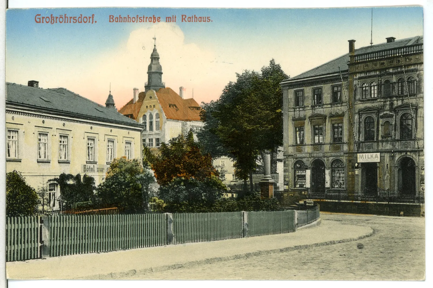 Photo showing: Großröhrsdorf; Bahnhostraße mit Rathaus