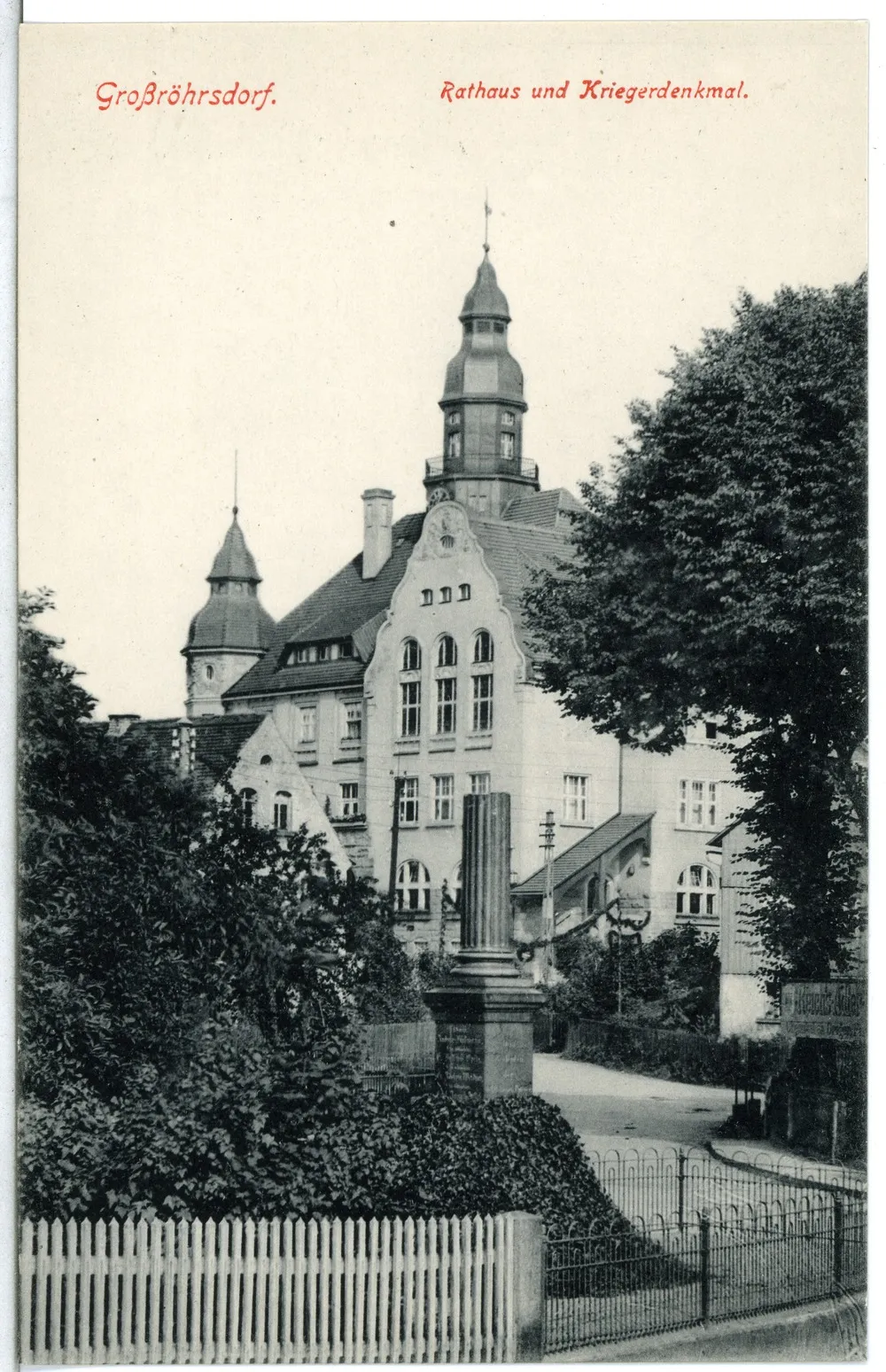 Photo showing: Großröhrsdorf; Rathaus und Kriegerdenkmal