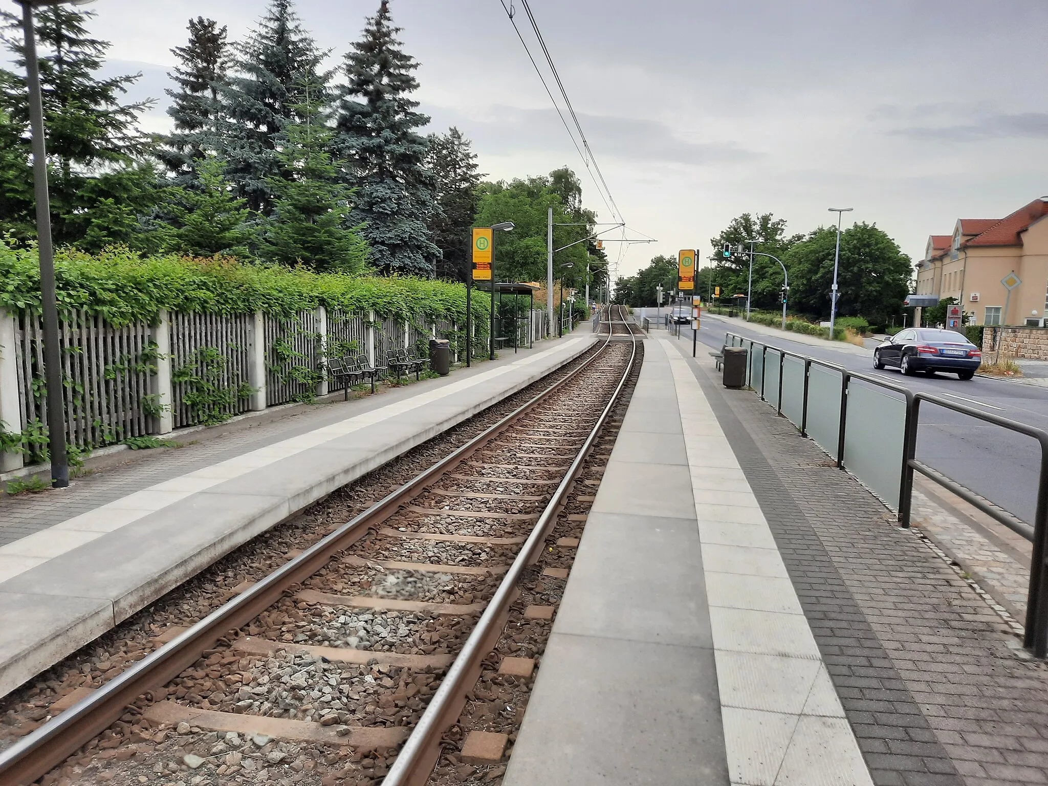 Photo showing: Straßenbahn Haltestelle Brunnenweg in Dresden; Blick entlang der Ludwig-Kossuth-Straße in Richtung Endhaltestelle Hellerau, Kiefernweg