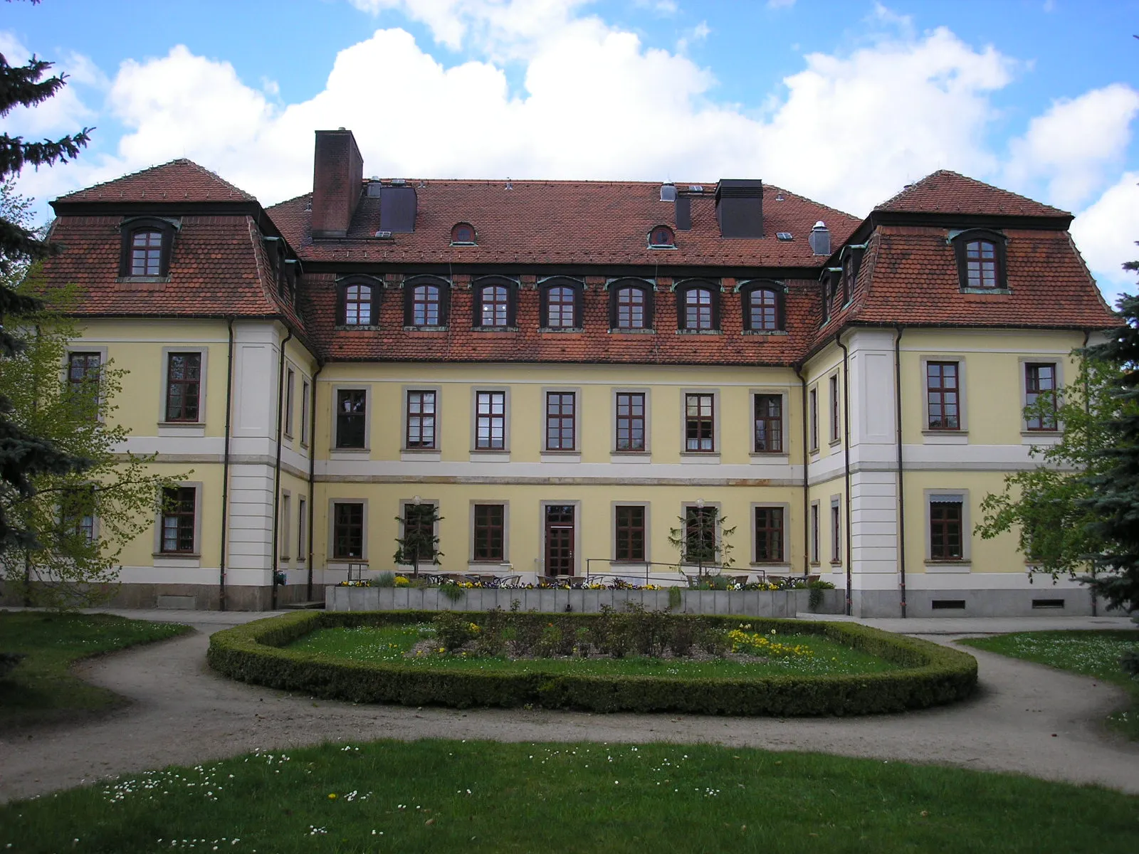 Photo showing: Herrschaftshaus, Fassade zum Herrschaftsgarten – Gebäude der Brüdergemeinde in Herrnhut (Sachsen).