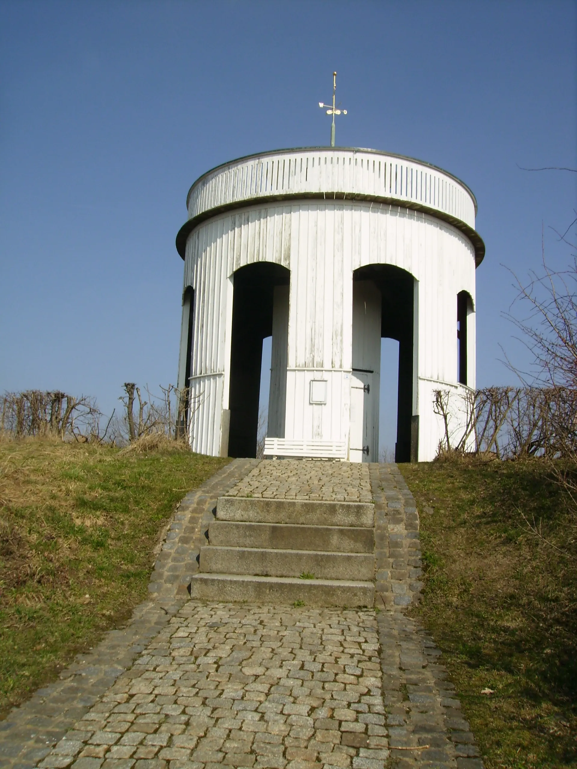 Photo showing: Altan (lookout tower) on the summit of the Hutberg above the Sachsen town of Herrnhut in Kreis Görlitz.