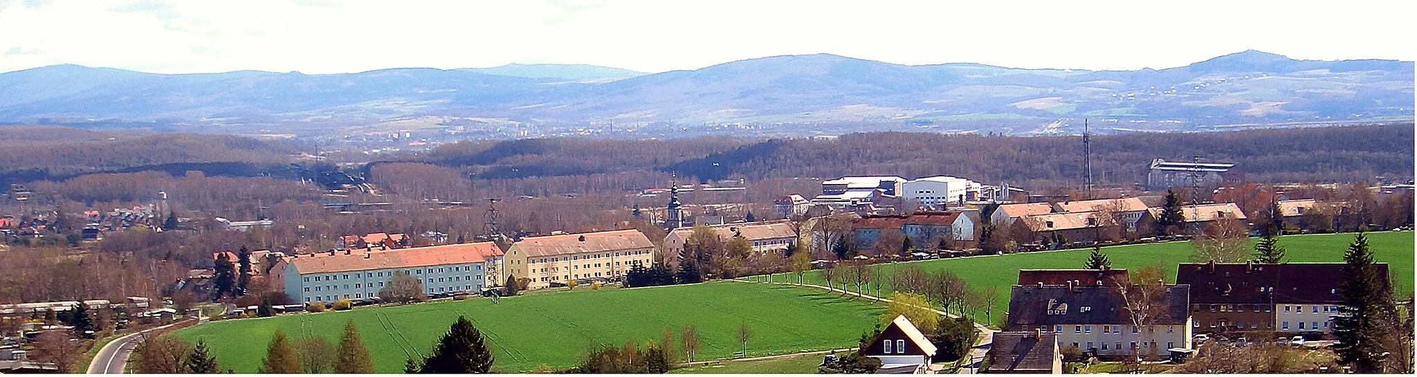 Photo showing: Hirschfelde mit dem Wohngebiet "Nordpol"
Rechts hinter den Wohngebäuden die fit - GmbH und das Technische Denkmal Kraftwerk Hirschfelde
Die zahlreichen Gebäude im Hintergrund gehören zur polnischen Gemeinde Bogatynia.