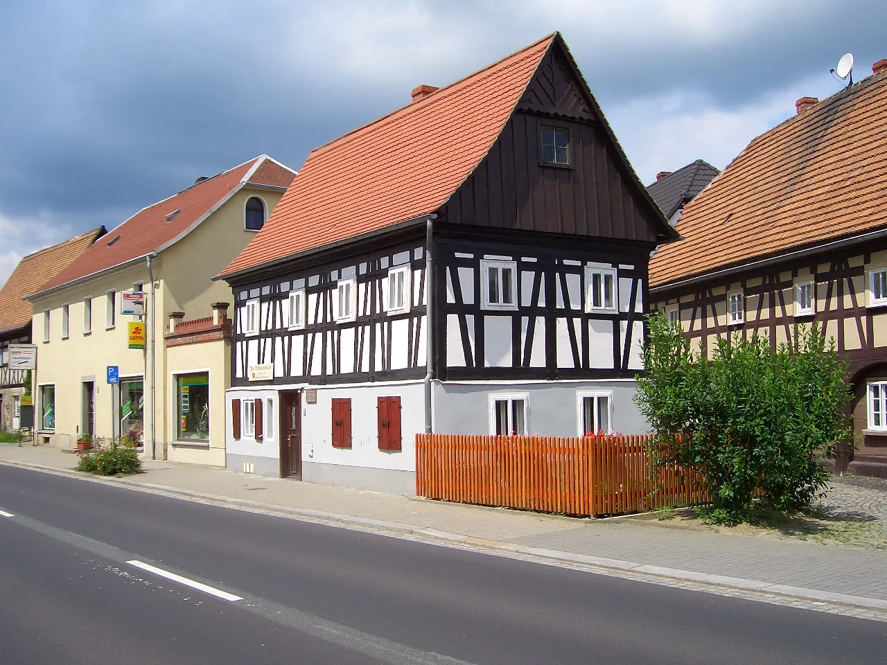 Photo showing: Elternhaus von Ernst Pinkert (1844–1909), Gründer des Leipziger Zoos, in 02788 Hirschfelde, Zittauer Straße 14. In den vergangenen drei Jahren erfolgten umfangreiche Sanierungsarbeiten am Haus. Am 29. Mai 2010 vergab die Stiftung Umgebindehaus der Landkreise Görlitz und Bautzen den Umgebindehaus-Preis des Jahres 2010 an den Museum Dittelsdorf e. V. – Arbeitskreis Geschichte Hirschfelde für die denkmalgerechte Sanierung.