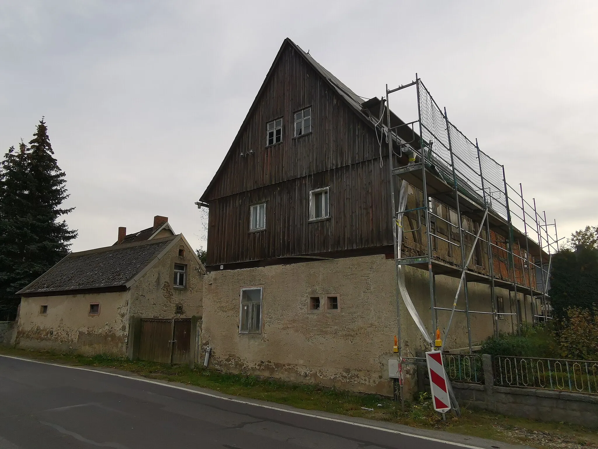 Photo showing: Denkmalgeschütztes Wohnhaus in der Pulsnitzer Straße 21 in Höckendorf