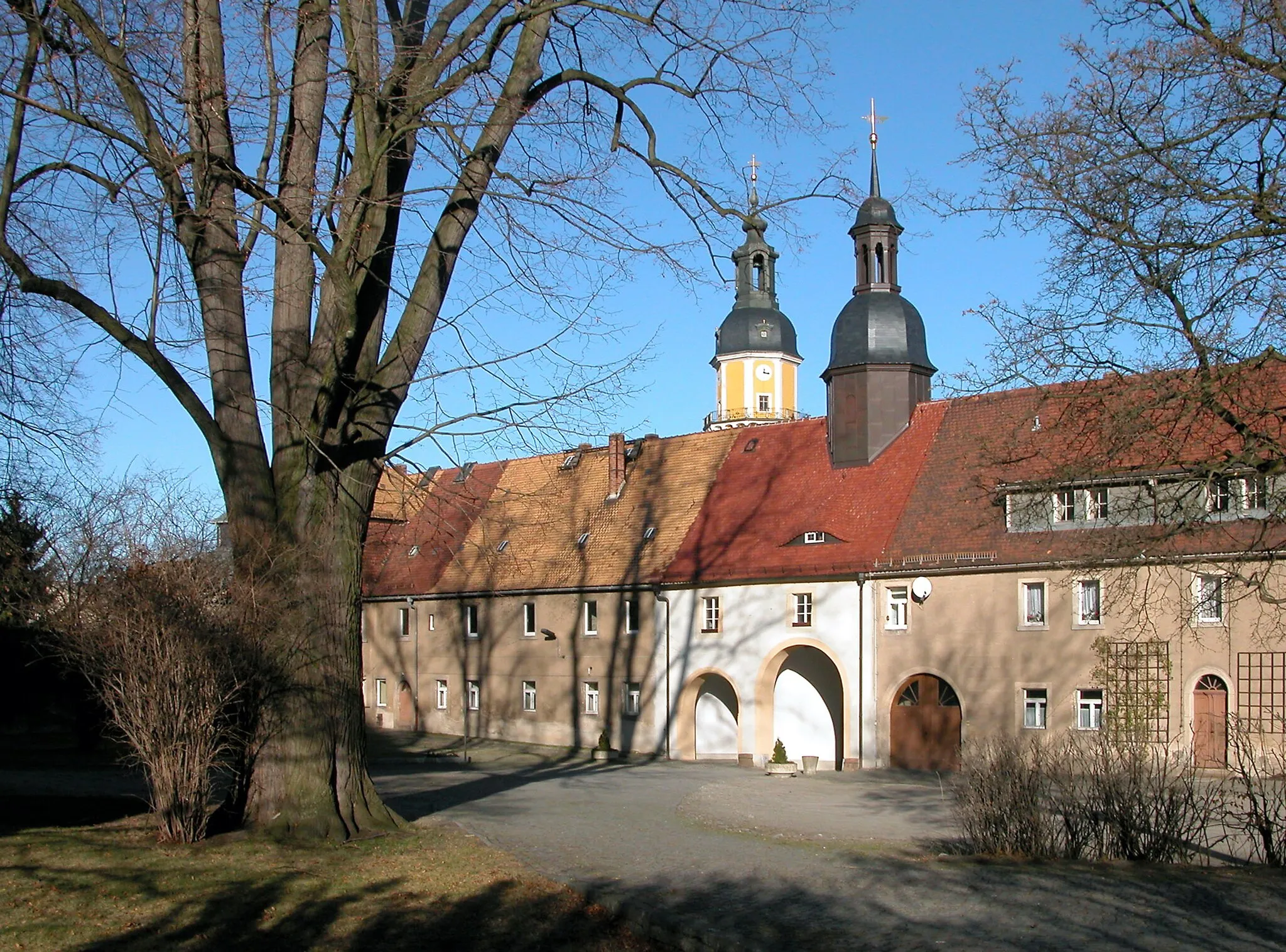 Photo showing: 08.01.2005   01936   Königsbrück: Barockschloß (um 1700. In der DDR Krankenhaus. Torhaus zum Schloßareal, Hofseite. Dahinter die Stadtkirche                               [DSCN5718.TIF]20050108410DR.JPG(c)Blobelt