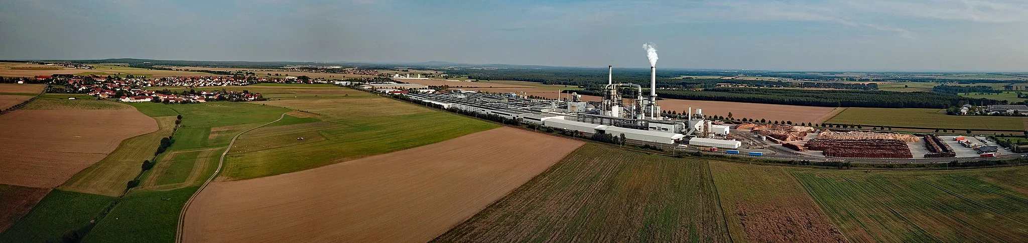 Photo showing: Lampertswalde (Landkreis Meißen, Sachsen) und Industriegebiet mit Kronospan