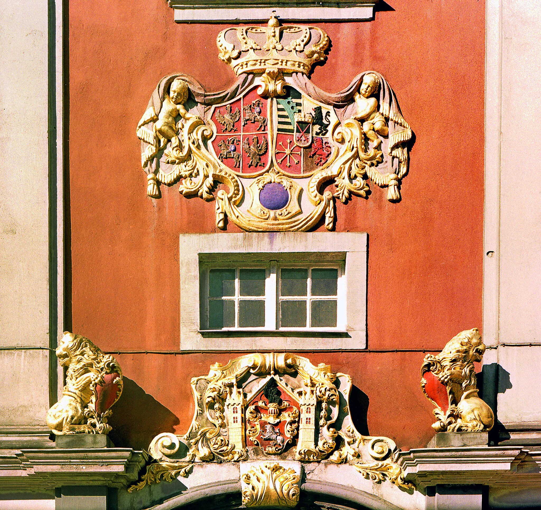 Photo showing: 10.04.1988 8700   [02708]   Löbau, Platz der Befreiung [Altmarkt]:  Das barocke Rathaus (Anf. 14. Jh.). Über dem Portal das Königliche sächsisch-polnische Doppelwappen mit dem Monogramm AR für AUGUSTUS REX (König August). Darunter das Stadtwappen von Löbau. Im Mittelpunkt der böhmische Löwe im Schild. [R19880410C009.TIF]19880410730NR.JPG(c)Blobelt