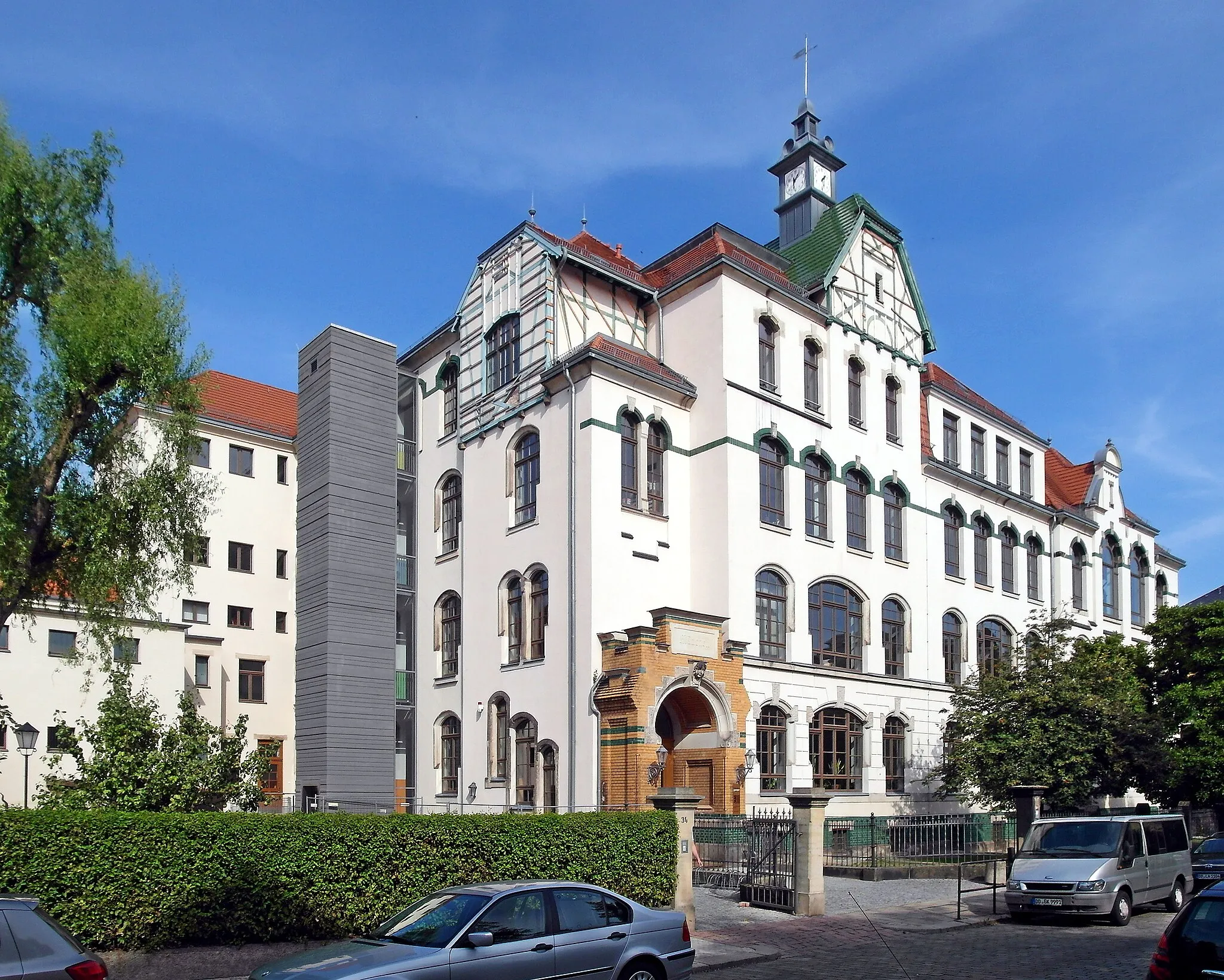 Photo showing: 25.09.2016   01159  Dresden-Löbtau: 	36. Oberschule Löbtau, Emil-Ueberall-Str. 34 (GMP: 51.043471,13.689825). Das Gebäude bildet eine bauliche Einheit mit der 37. Grundschule auf der Stollestraße 43. Hier der Baukörper Emil-Ueberall-Str. 34. Gründerzeitbau von  1902. Nach fast sieben Jahren Sanierung sind die einstige 36. Mittelschule, nun 36. Oberschule und die 37. Grundschule seit August 2009 wieder im Schulbetrieb.                                                                                                                                                         [SAM7885.JPG]20160925310DR(c)Blobelt