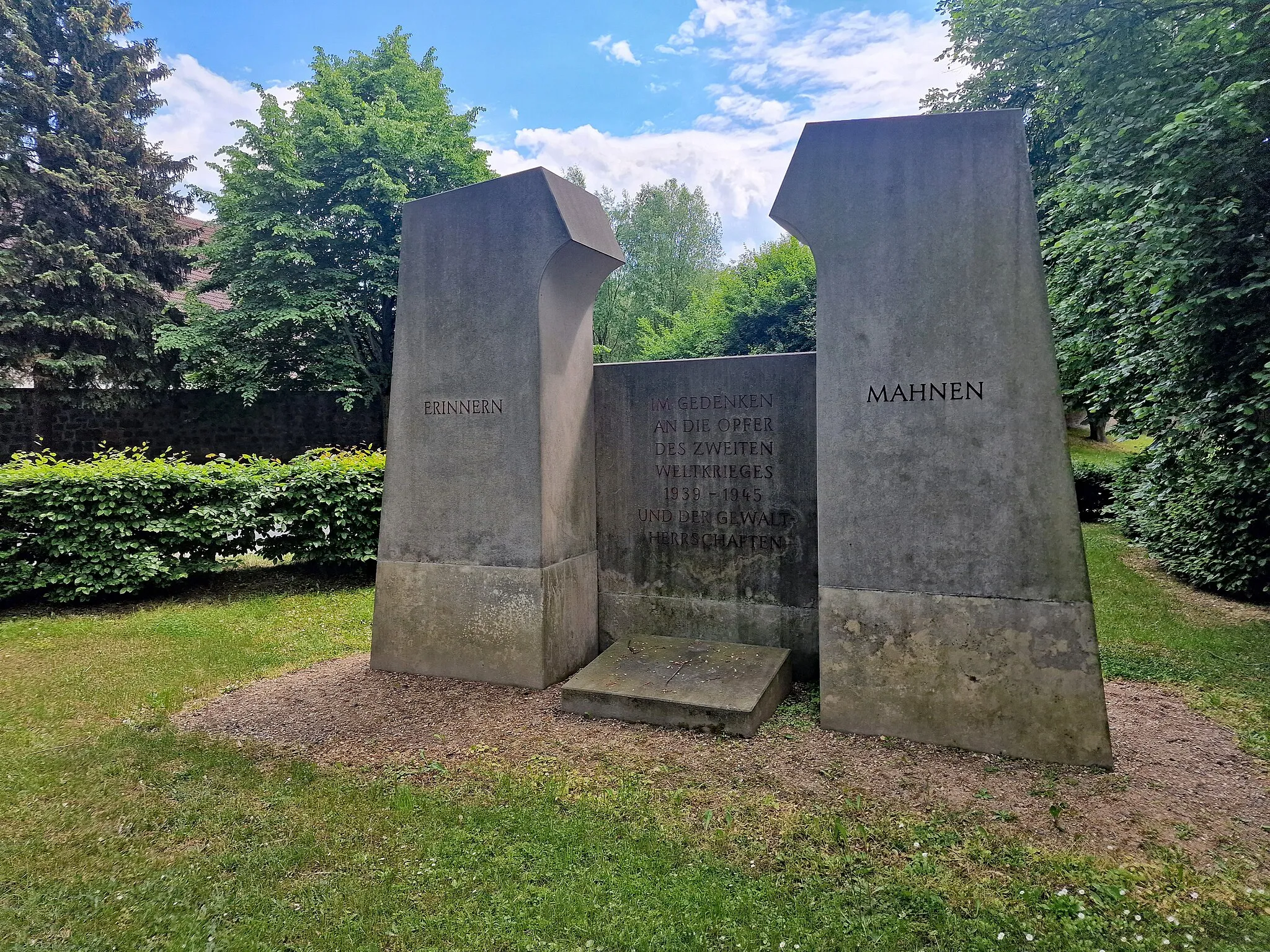 Photo showing: Kriegerdenkmal in Lohmen, in Gedenken an die Opfer des 2. Weltkrieges