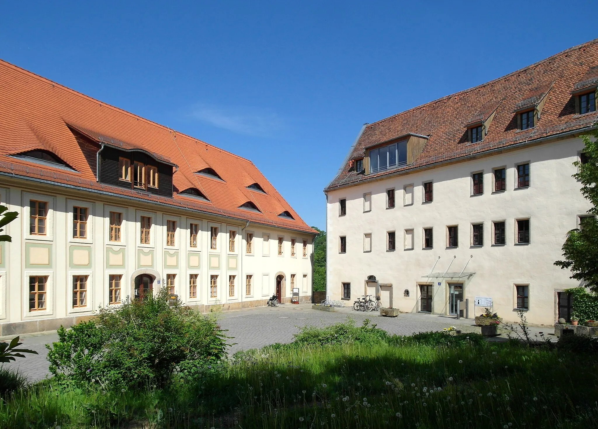 Photo showing: 14.05.2018   01847  Lohmen, Schloßstraße 1 (GMP: 50.990512,13.994204): Schloß Lohmen. 1567 schenkte Kurfürst August den Herrensitz seinem Kammersekretär Hans Jenitz. Dieser scheint den Neubau des Schlosses in die Wege geleitet zu haben. Eine wiederentdeckte Inschrift auf der Hofseite nennt die Jahreszahl 1568. Einige Jahre nach der Wende wurde das einsturzgefährdete Schloß wurde umfassend saniert und im Mai 2001 wiedereröffnet. Es wird heute u.a. als Gemeindeamt genutzt. Ansicht Hofseite (Süden).                                [SAM6100.JPG]20180514145DR.JPG(c)Blobelt